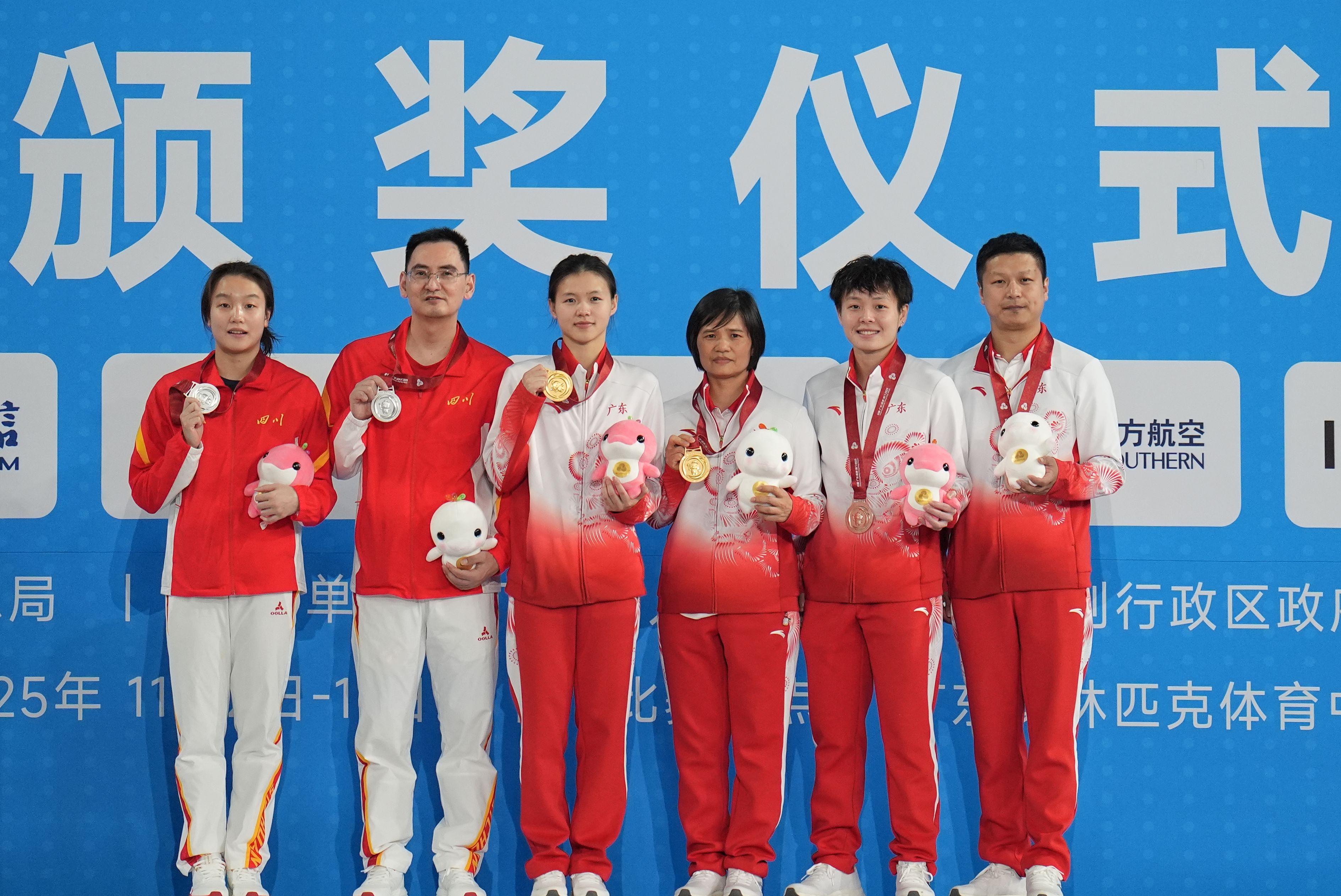 Guangdong gold medalist Lin Shan (C) celebrates on the podium after winning the women's 3m springboard final ahead of Sichuan silver medalist Chen Jia (L) and Guangdong bronze medalist Chen Yiwen (R) at China's 15th National Games in Guangzhou, November 11, 2025. /VCG