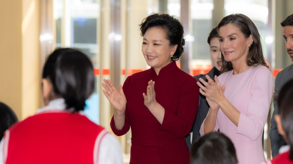 Peng Liyuan, Queen Letizia of Spain visit disability service center