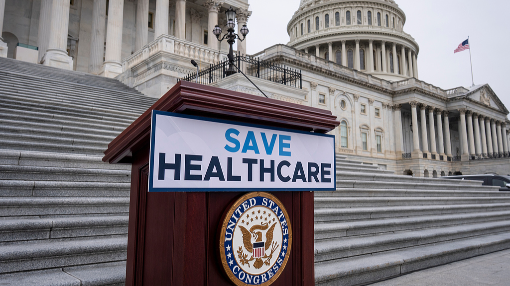 House Democrats prepare to speak on the steps of the Capitol to insist that Republicans include an extension of expiring health care benefits as part of a government funding compromise, Washington, D.C., U.S., September 30, 2025. /VCG