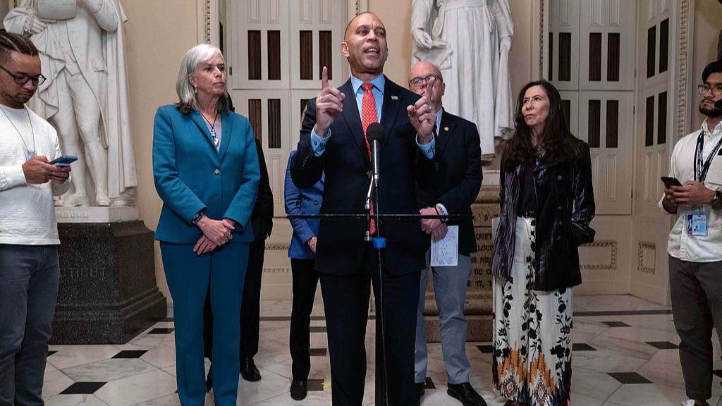 House Minority Leader Hakeem Jeffries talks to reporters a day before the House prepares to vote on a bill to reopen the government at the Capitol in Washington, D.C., U.S., November 11, 2025. /VCG