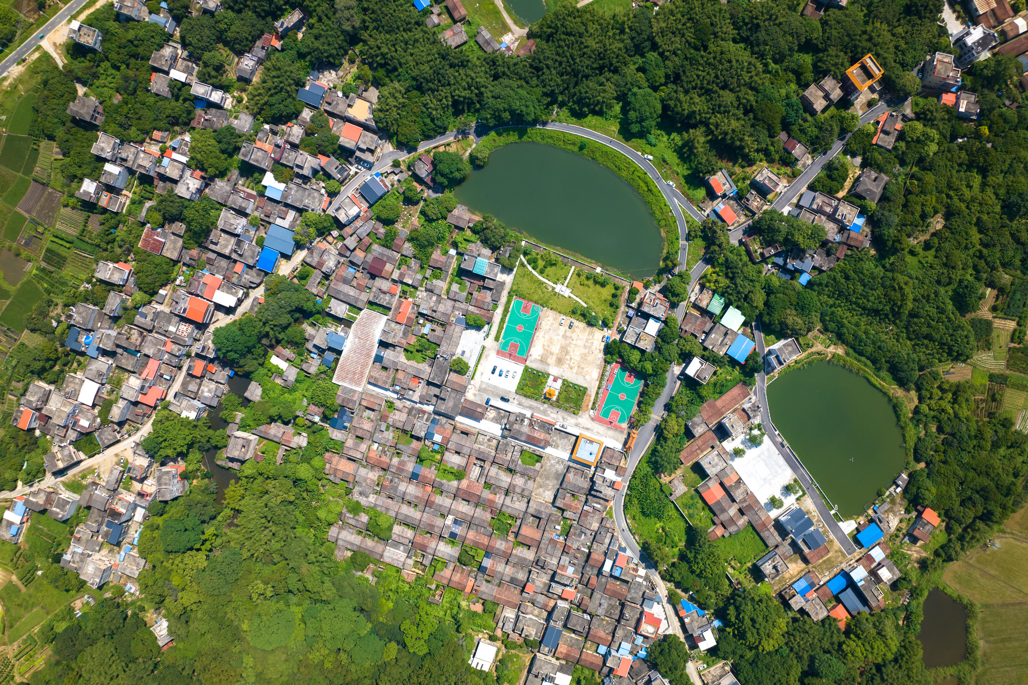 Foto arsip menunjukkan pemandangan udara Desa Gaopu di Guangzhou, Provinsi Guangdong. /VCG