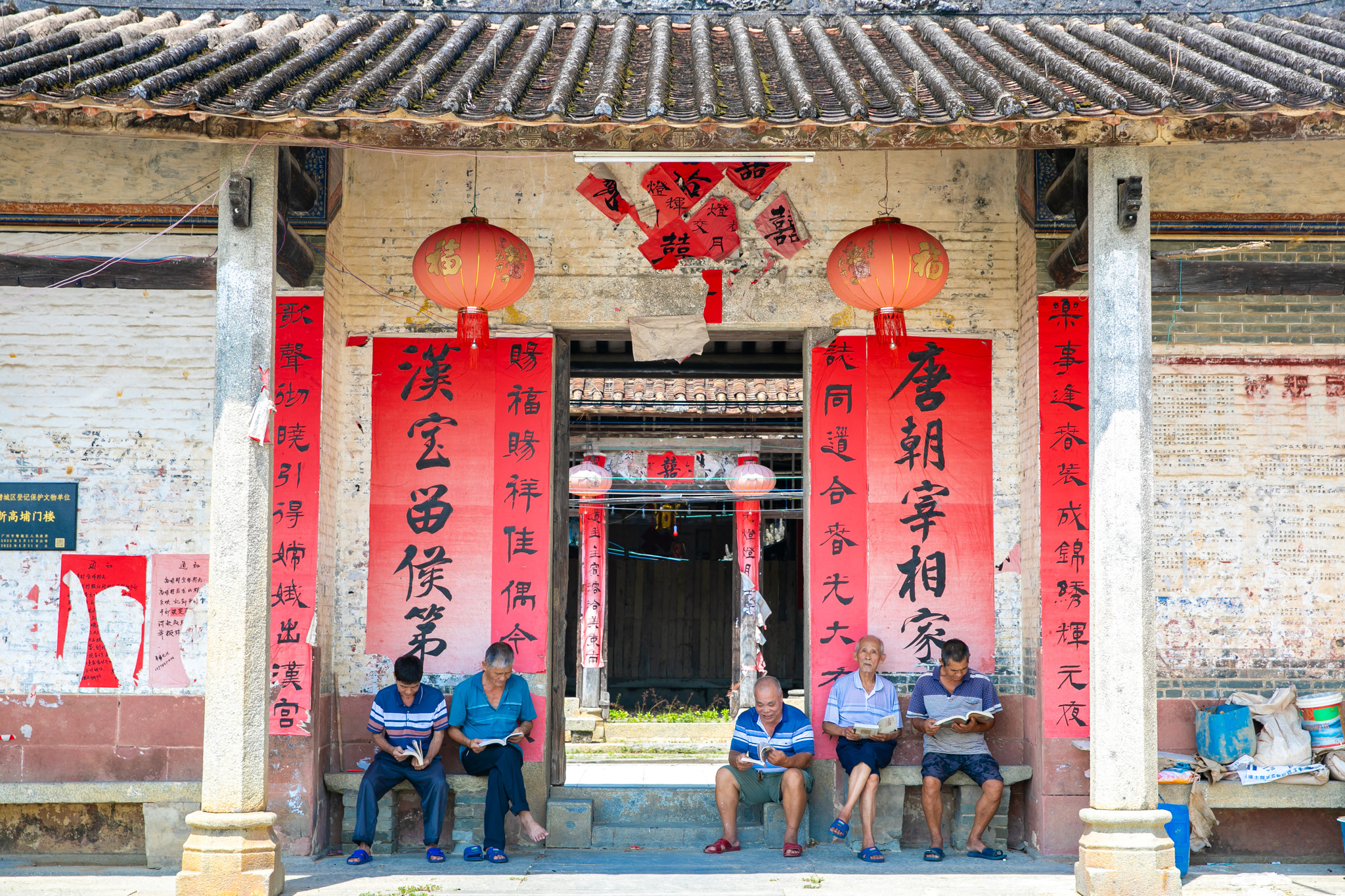 Foto arsip menunjukkan penduduk desa bersantai di Desa Gaopu di Guangzhou, Provinsi Guangdong. /VCG