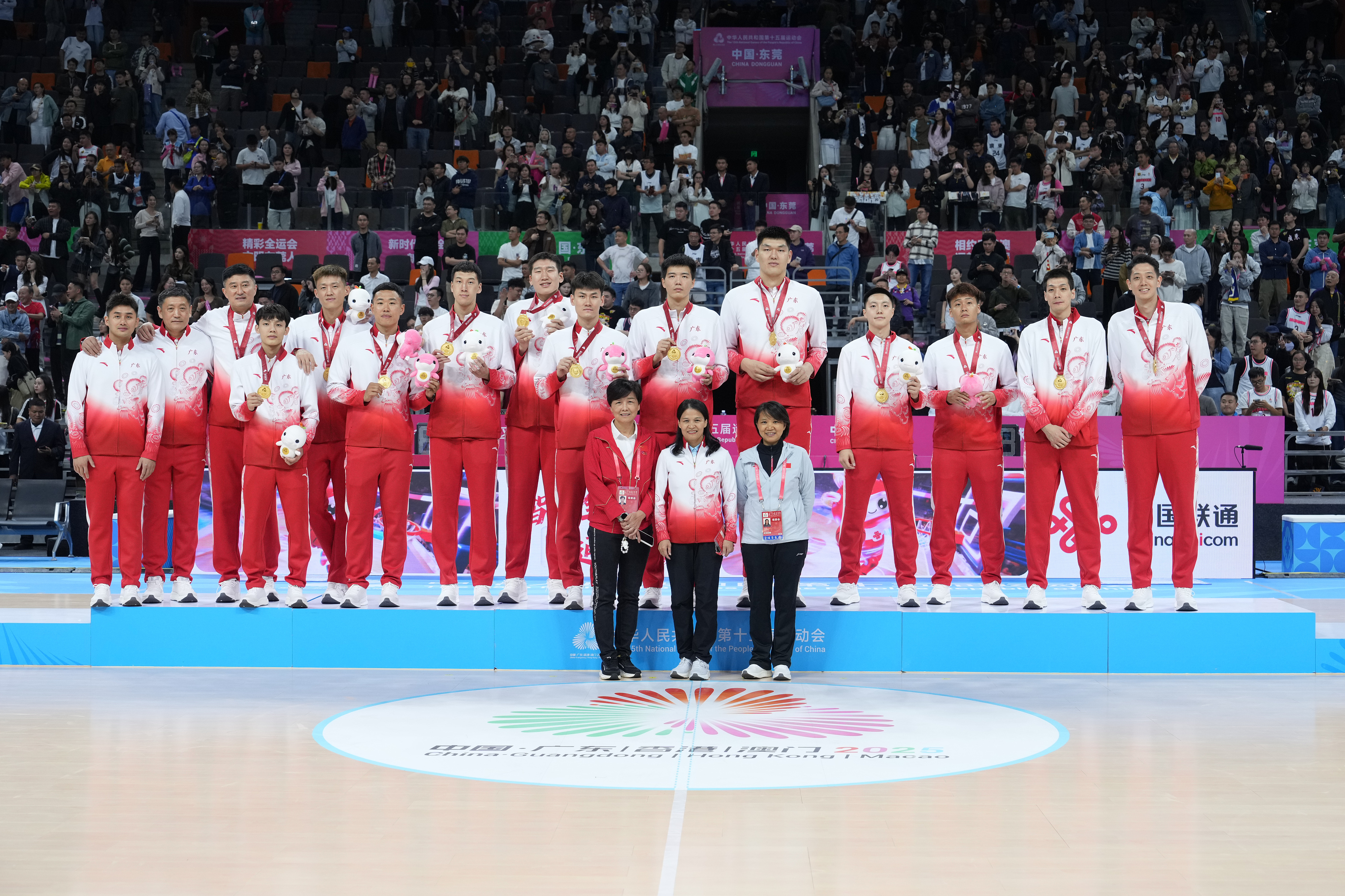 Guangdong's players and staff members celebrate during the medal ceremony after beating Zhejiang in the men's basketball final at China's 15th National Games in Dongguan, November 12, 2025. /VCG