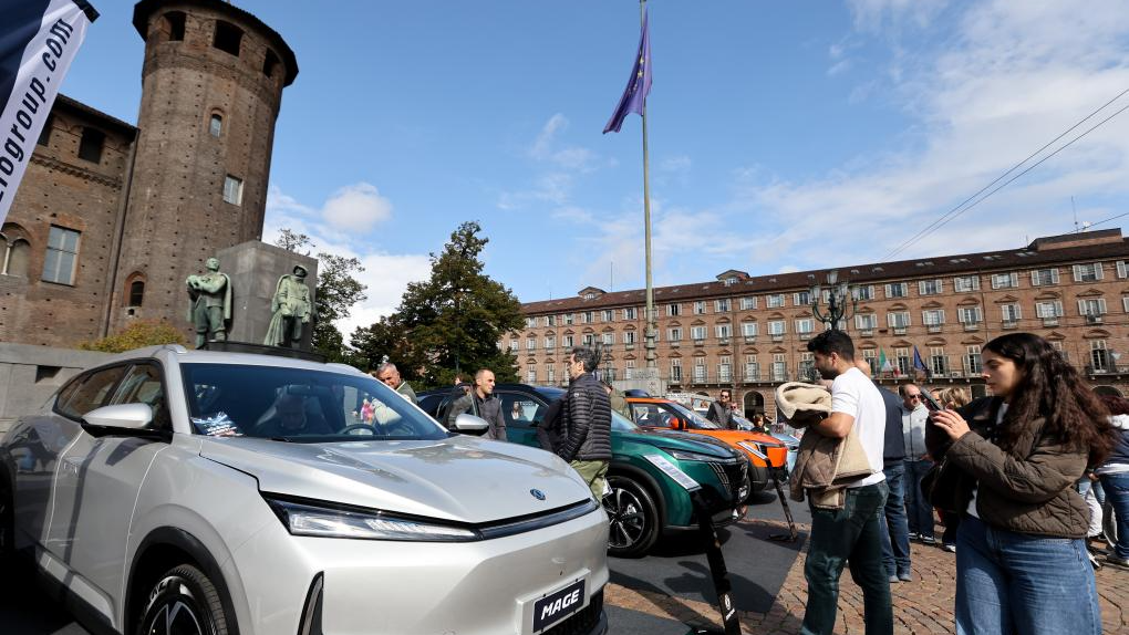 Visitors view a Dongfeng exhibit car at the Turin Auto Show in Turin, Italy, September 27, 2025. /Xinhua
