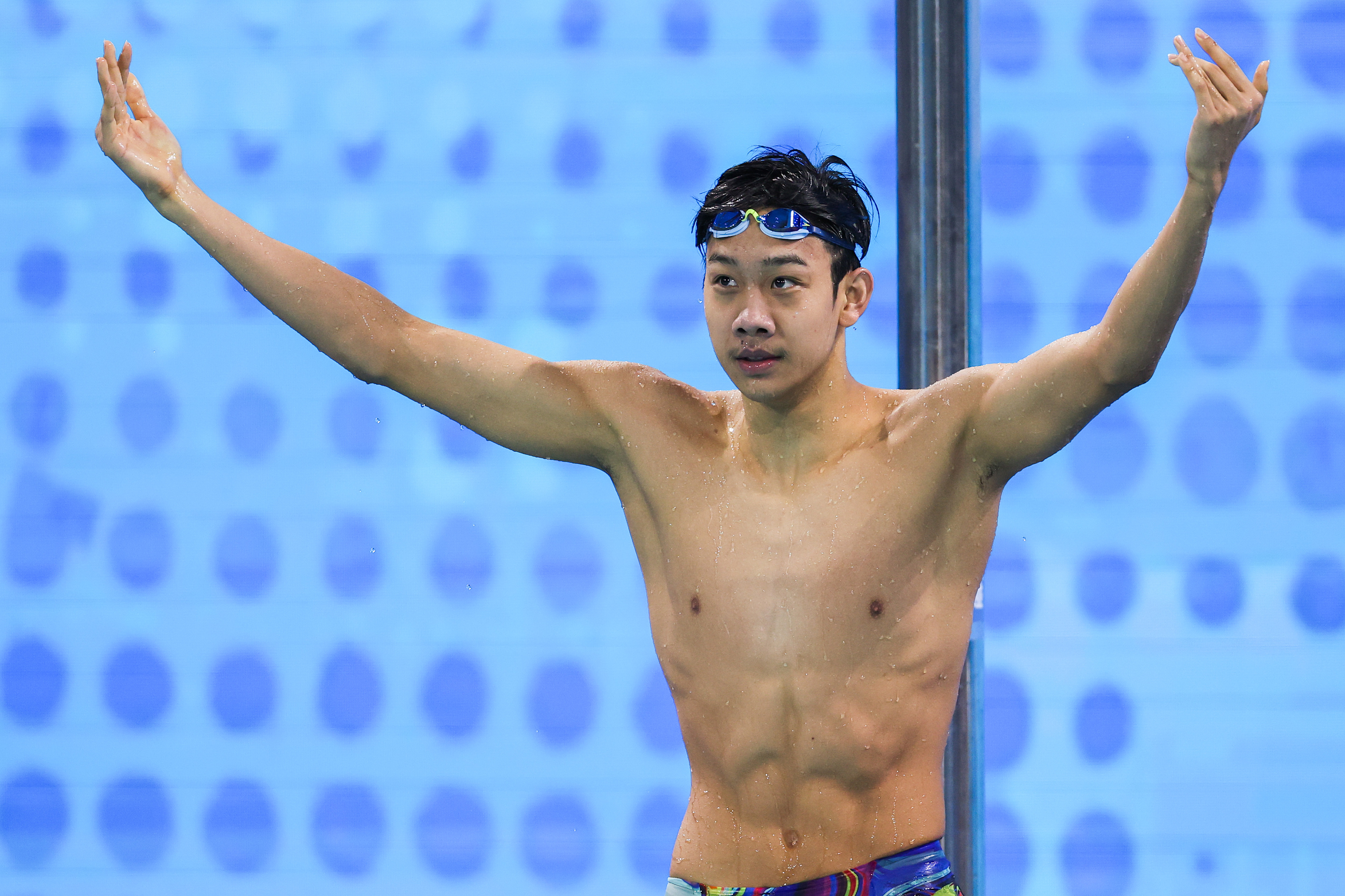 Shandong swimmer Zhang Zhanshuo celebrates after winning the men's 200-meter freestyle final at China's 15th National Games in Shenzhen, November 12, 2025. /VCG