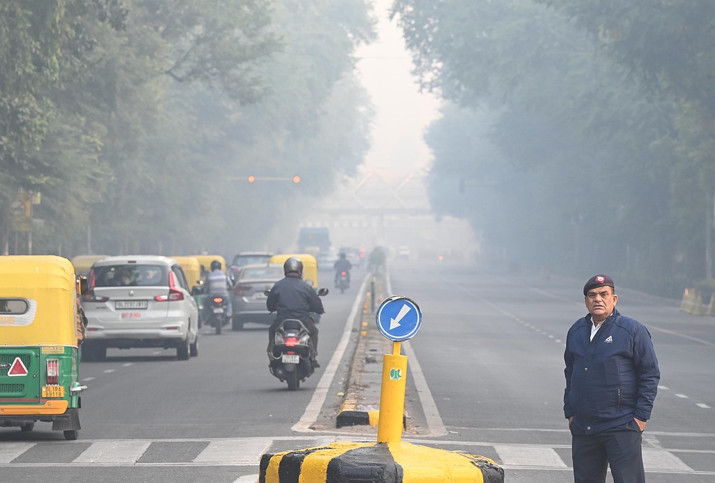 Commuters shrouded in thick smog, New Delhi, India, November 9, 2025. /CFP