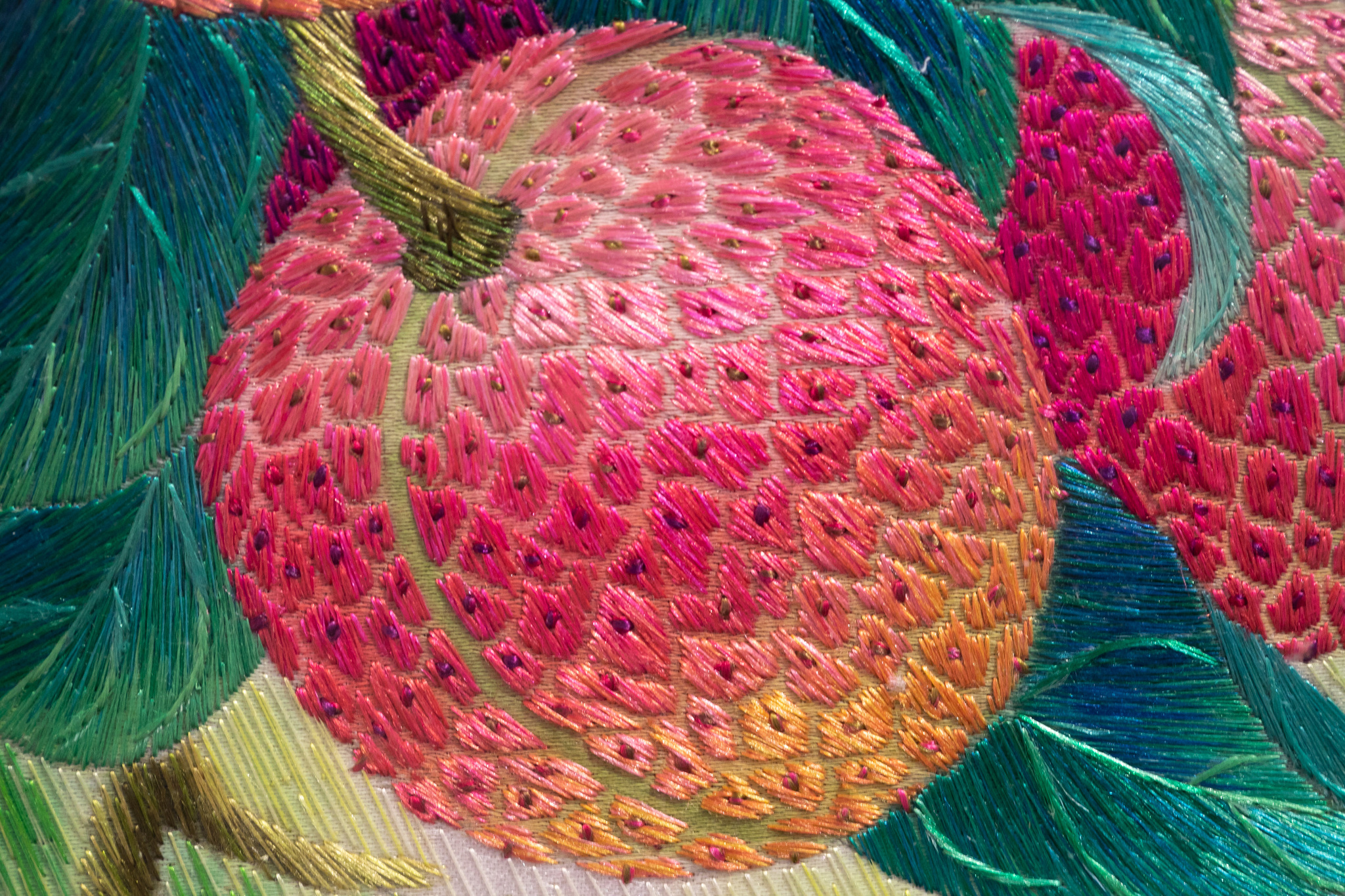 Foto arsip menunjukkan hasil sulaman leci dari dekat di studio Tan Zhanpeng di Guangzhou, Provinsi Guangdong. /VCG