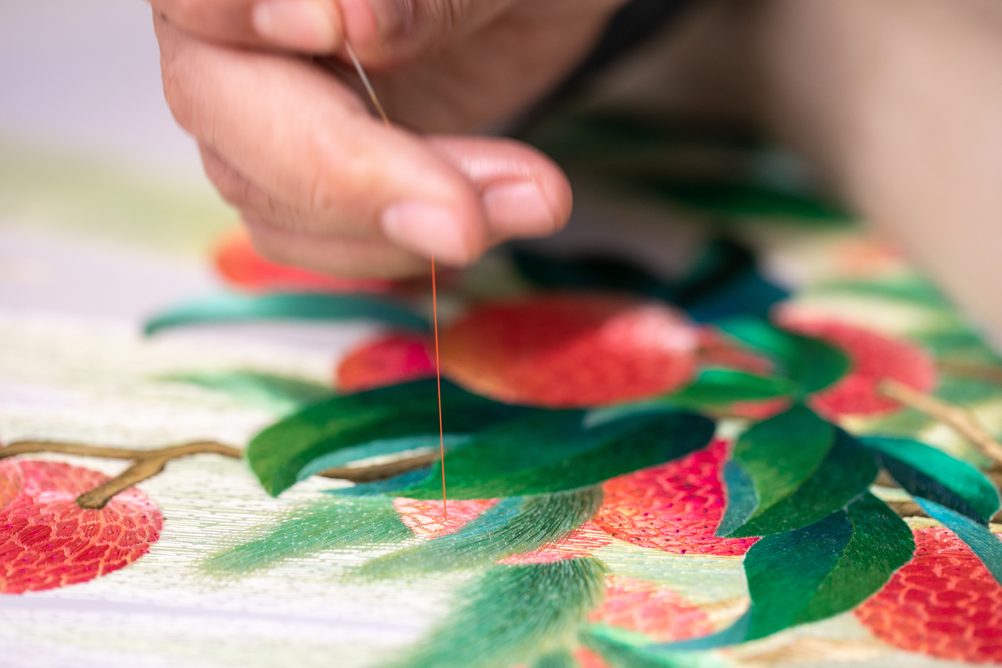 Foto arsip menunjukkan desain leci yang dijahit mengikuti tradisi sulaman Kanton. /VCG