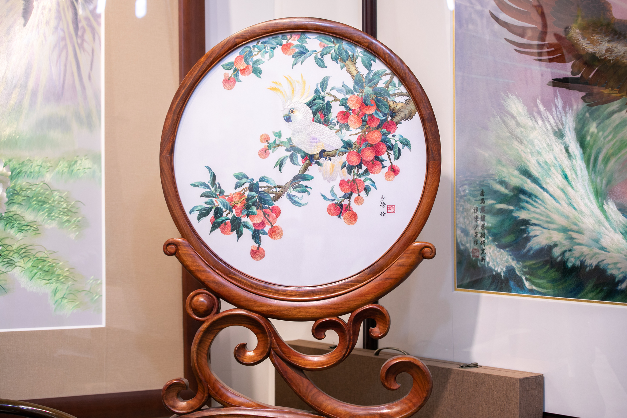 Foto arsip menunjukkan karya sulaman leci di studio Tan Zhanpeng di Guangzhou, Provinsi Guangdong. /VCG