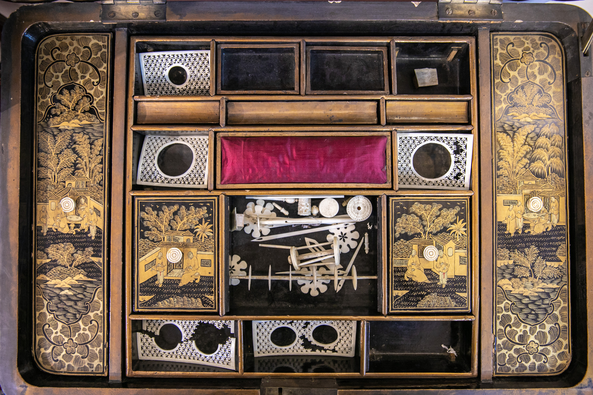 A file photo shows the tools used for embroidery in Tan Zhanpeng's studio in Guangzhou, Guangdong Province. /VCG