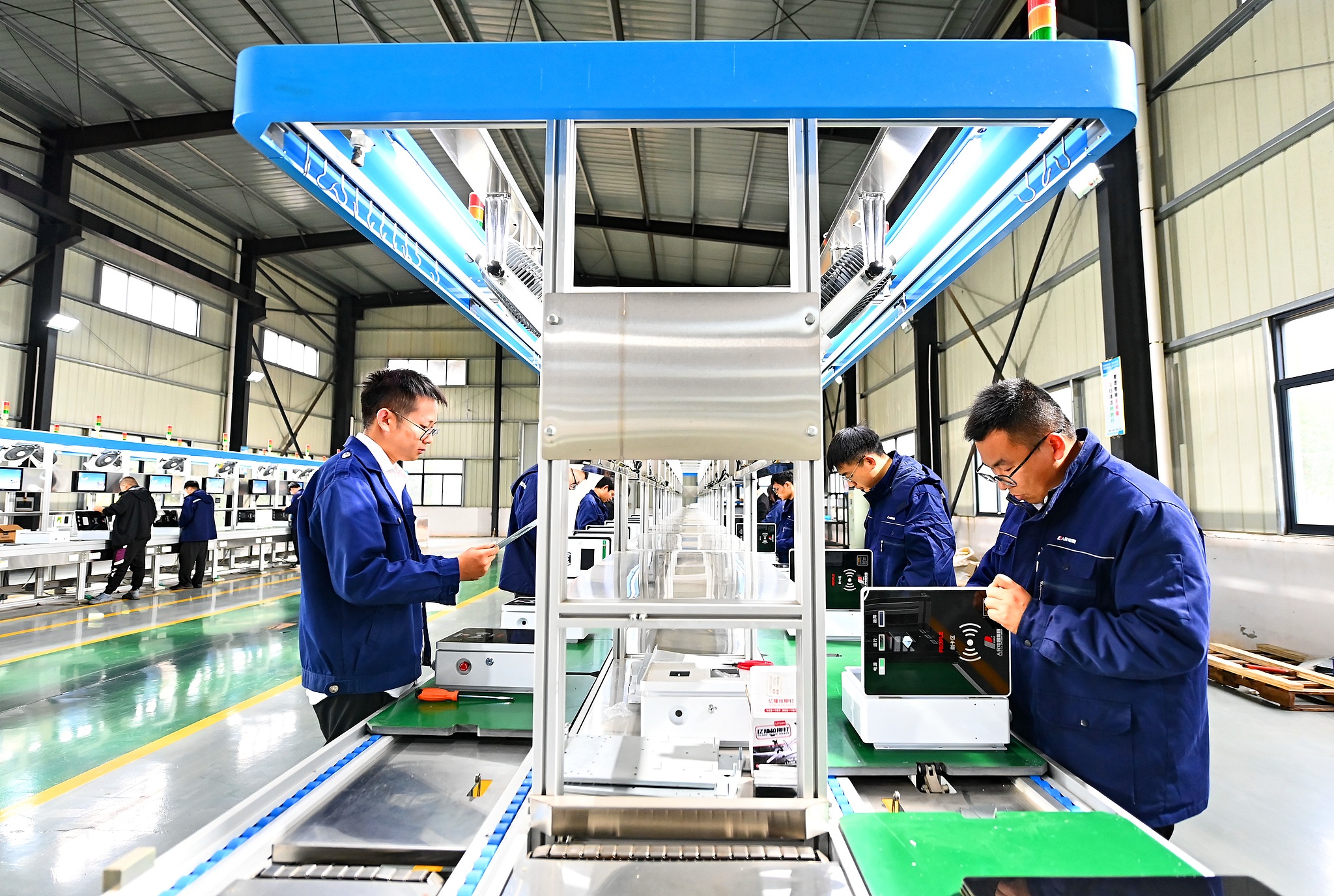 Workers are testing the production of intelligent charging piles for new energy vehicles at a factory at Wuhu City, Anhui Province, November 9, 2025. /VCG