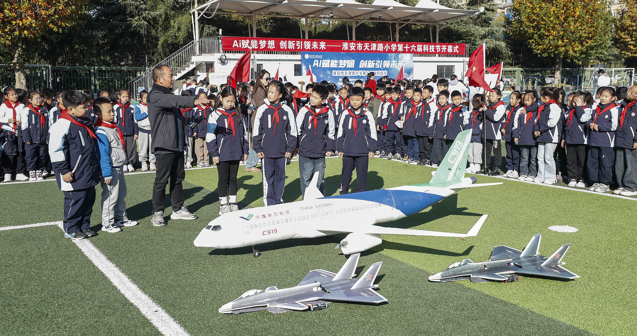 Primary school students gather at a field for a lecture on aerospace basics in Huai'an City, Jiangsu Province, November 10, 2025. /VCG