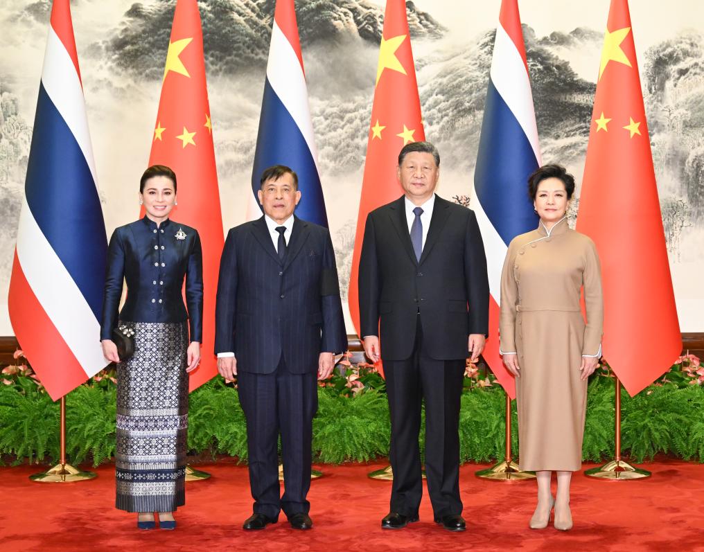 Chinese President Xi Jinping and his wife Peng Liyuan pose for a photo with King Maha Vajiralongkorn Phra Vajiraklaochaoyuhua of the Kingdom of Thailand and Queen Suthida Bajrasudhabimalalakshana in Beijing, capital of China, November 14, 2025. /Xinhua