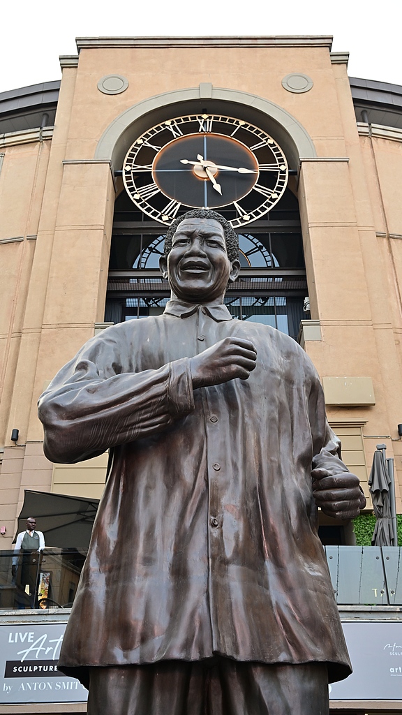Nelson Mandela Square features a six-meter-tall bronze statue of the former president. /VCG