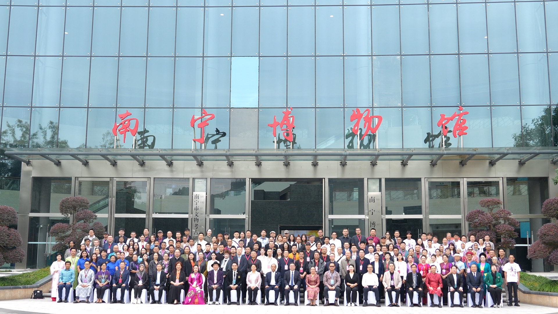 Foto seluruh delegasi dan peserta yang menghadiri Pekan Teater Tiongkok-ASEAN (Nanning) 2025 di Nanning, Daerah Otonomi Zhuang Guangxi, Tiongkok barat daya, 28 Oktober 2025. /CGTN