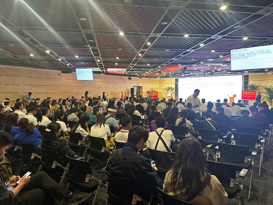 Para jurnalis dan delegasi berkumpul menjelang upacara pembukaan Pekan Teater Tiongkok-ASEAN (Nanning) di Nanning, Daerah Otonomi Zhuang Guangxi, Tiongkok barat daya, 29 Oktober 2025. /CGTN