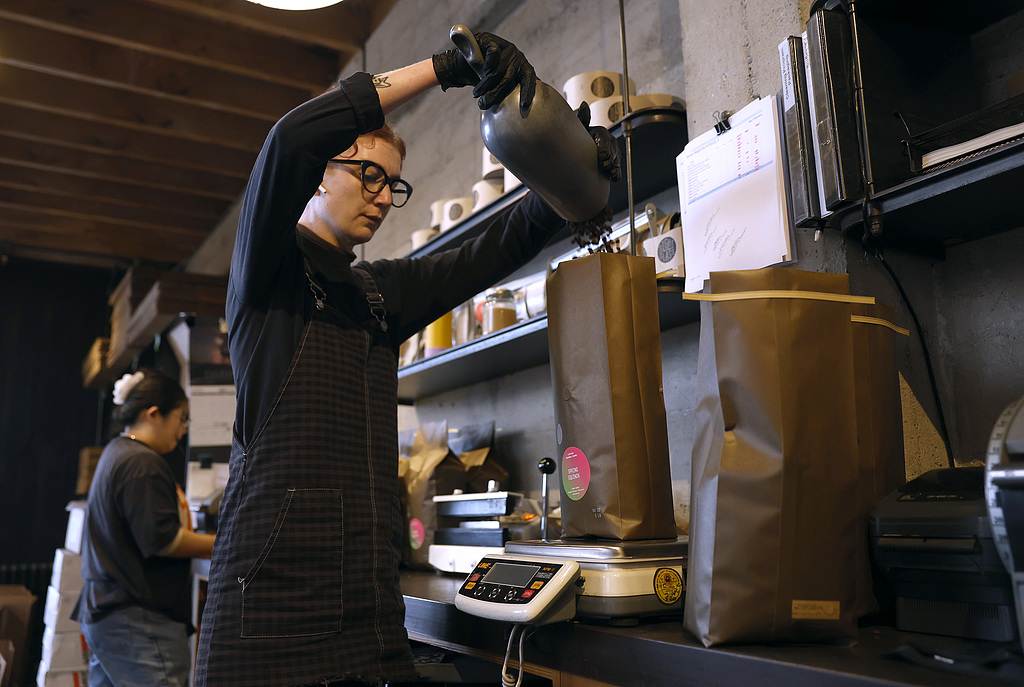 A coffee shop worker bags freshly roasted coffee beans at Sightglass Coffee on April 7, 2025 in San Francisco, California. /VCG