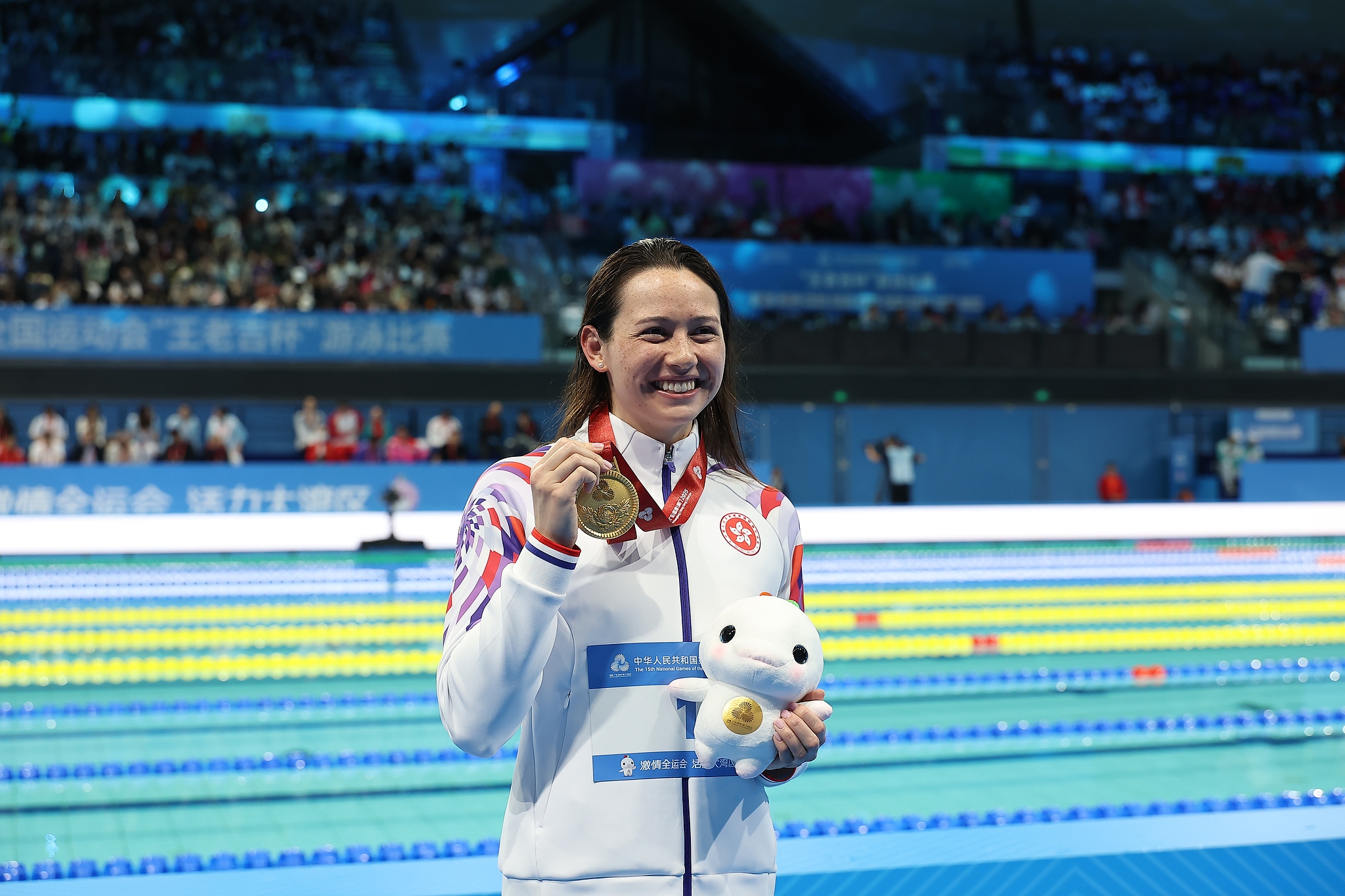 Gold medalist Siobhan Haughey of the Hong Kong Special Administrative Region (SAR) shows her award after the women's 200m freestyle final at China's 15th National Games in Shenzhen, south China's Guangdong Province, November 13, 2025. /VCG