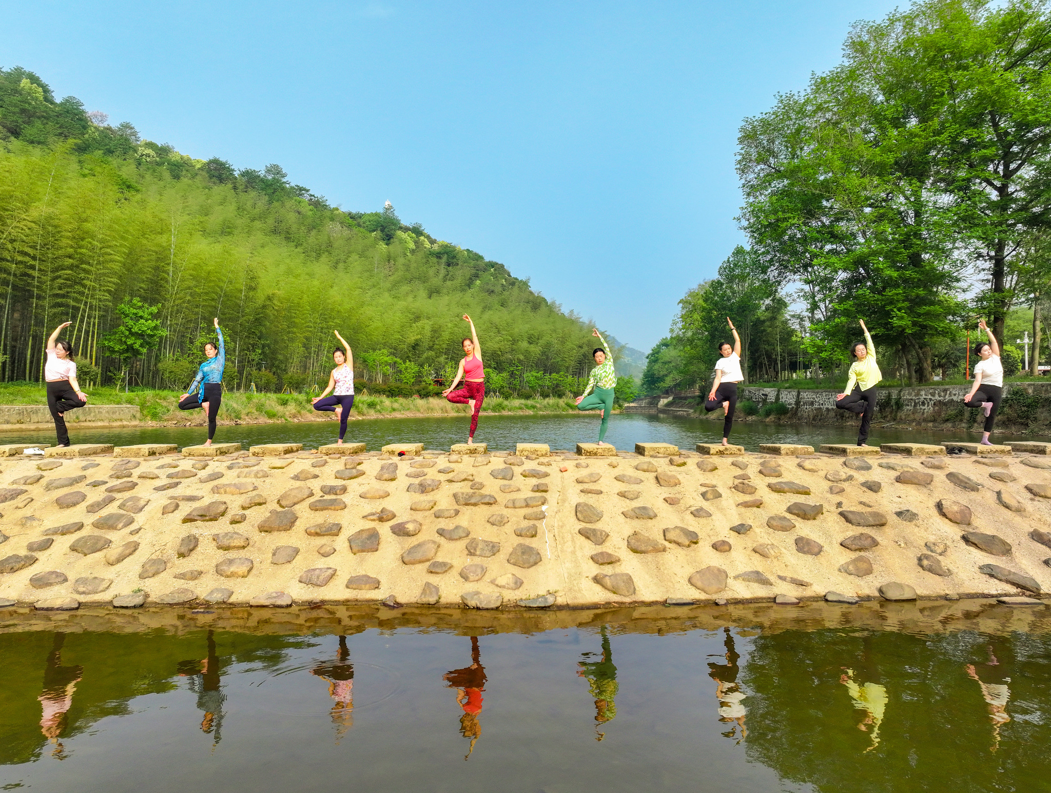 Foto arsip menunjukkan orang-orang berlatih yoga di luar ruangan di sebuah desa di Huzhou, Provinsi Zhejiang. /VCG