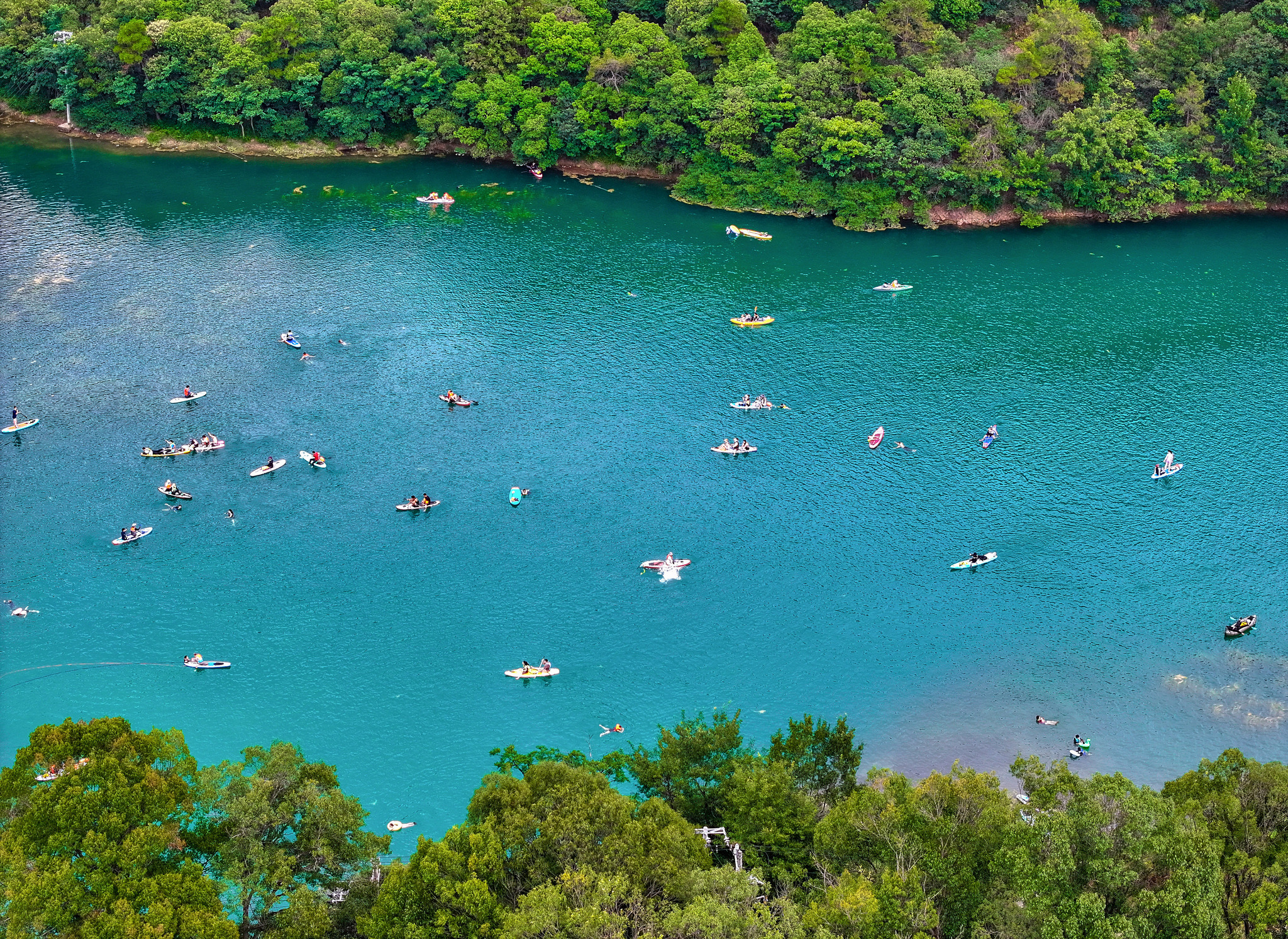 Foto yang diambil pada musim panas 2025 menunjukkan orang-orang mendayung di taman hutan di Huzhou, Provinsi Zhejiang. /VCG