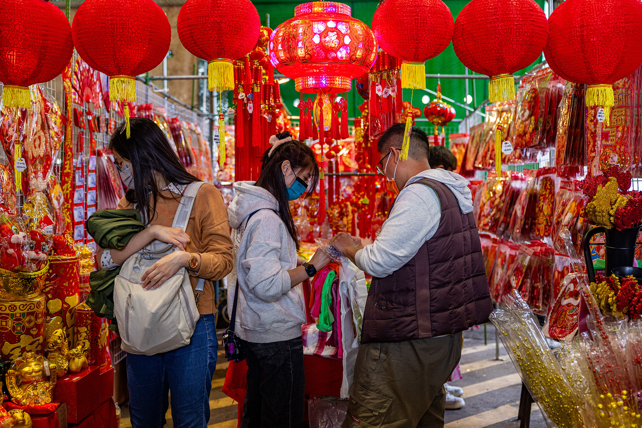 People shop for decorations for the Chinese New Year at the Jianguo Holiday Flower Market in Taipei, Taiwan, China, February 03, 2024. /CFP