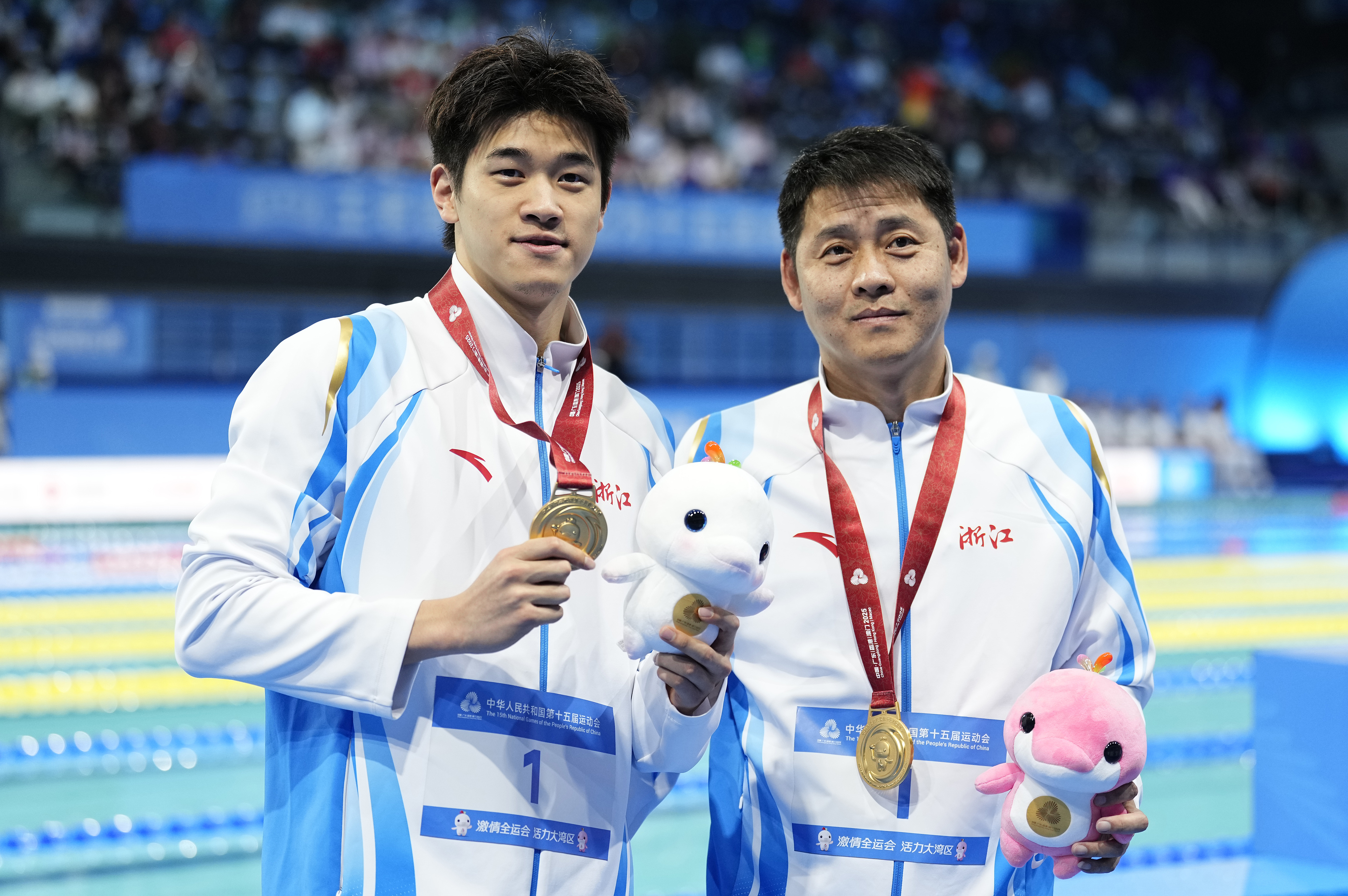 In the men's 100m freestyle final at the 15th National Games, Pan Zhanle (L) of Zhejiang won the gold medal in Shenzhen, China, November 14, 2025. /VCG