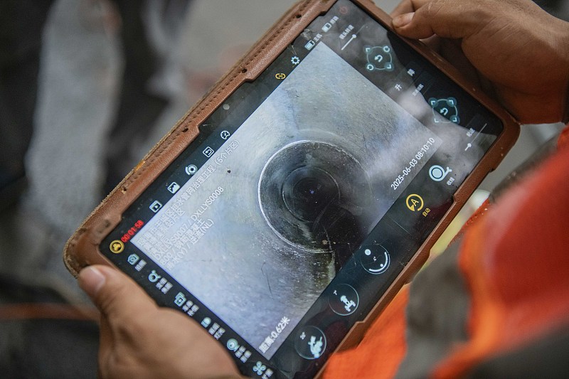 Engineering technicians are detecting an underground pipeline network on Dengxianling Road in Qionghai City, Hainan Province, June 3, 2025. /VCG