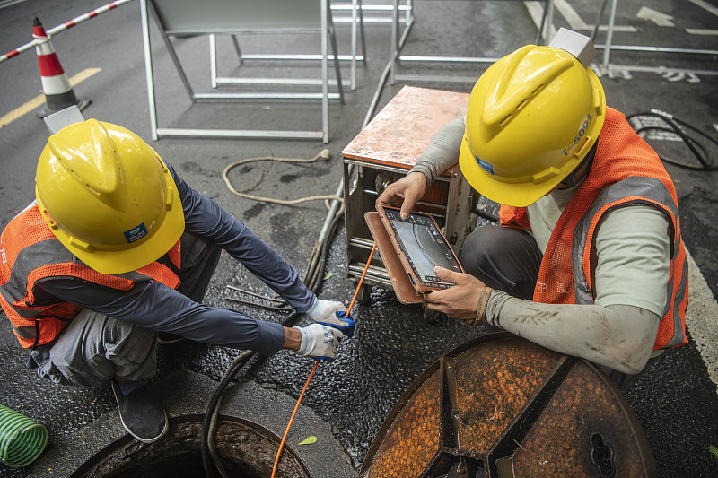Engineering technicians are detecting an underground pipeline network on Dengxianling Road in Qionghai City, Hainan Province, June 3, 2025. /VCG