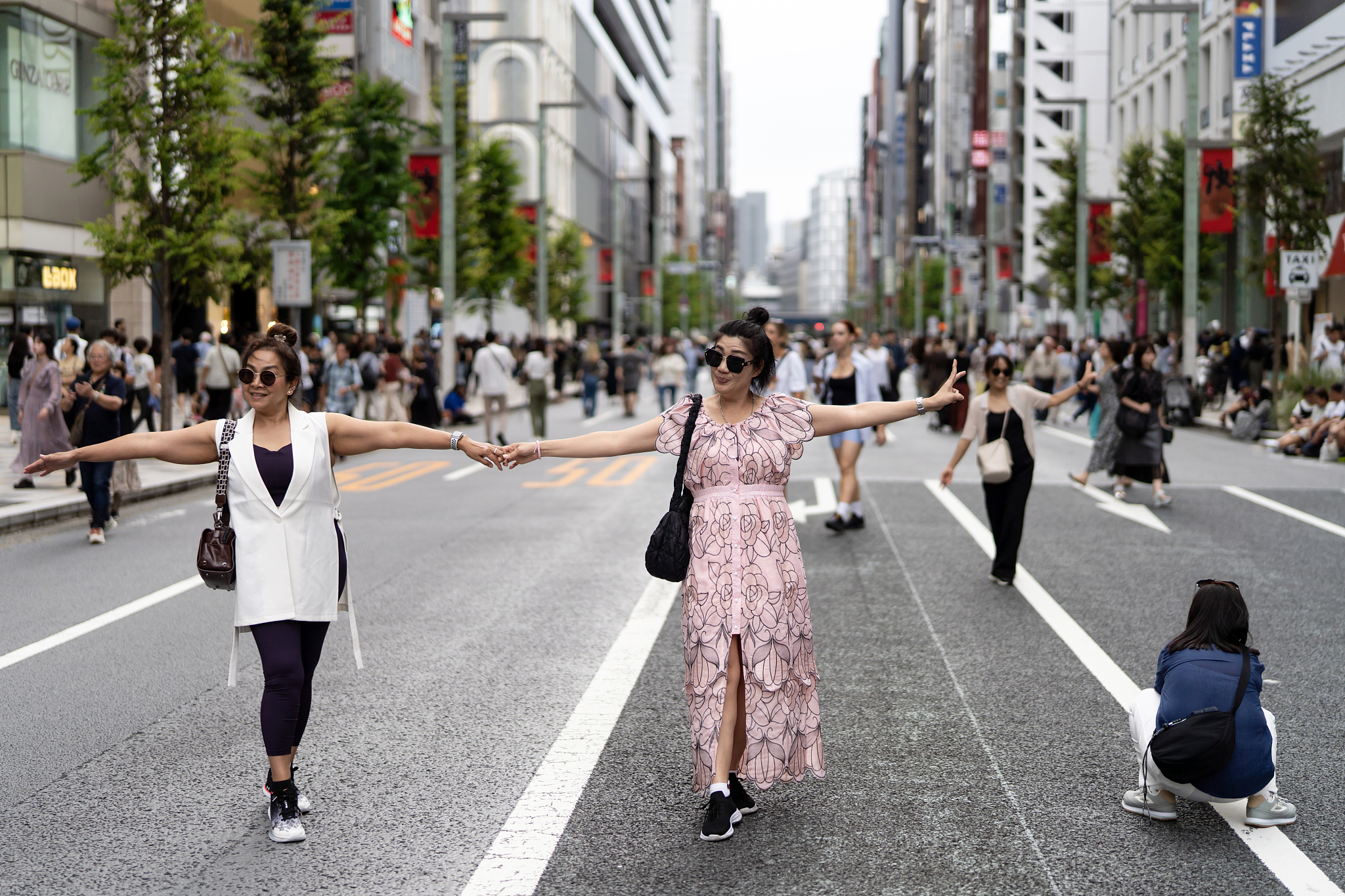 Chinese tourists pose for photographs in the Ginza district during China's National Day holiday, Tokyo, Japan, October 1, 2023. /VCG