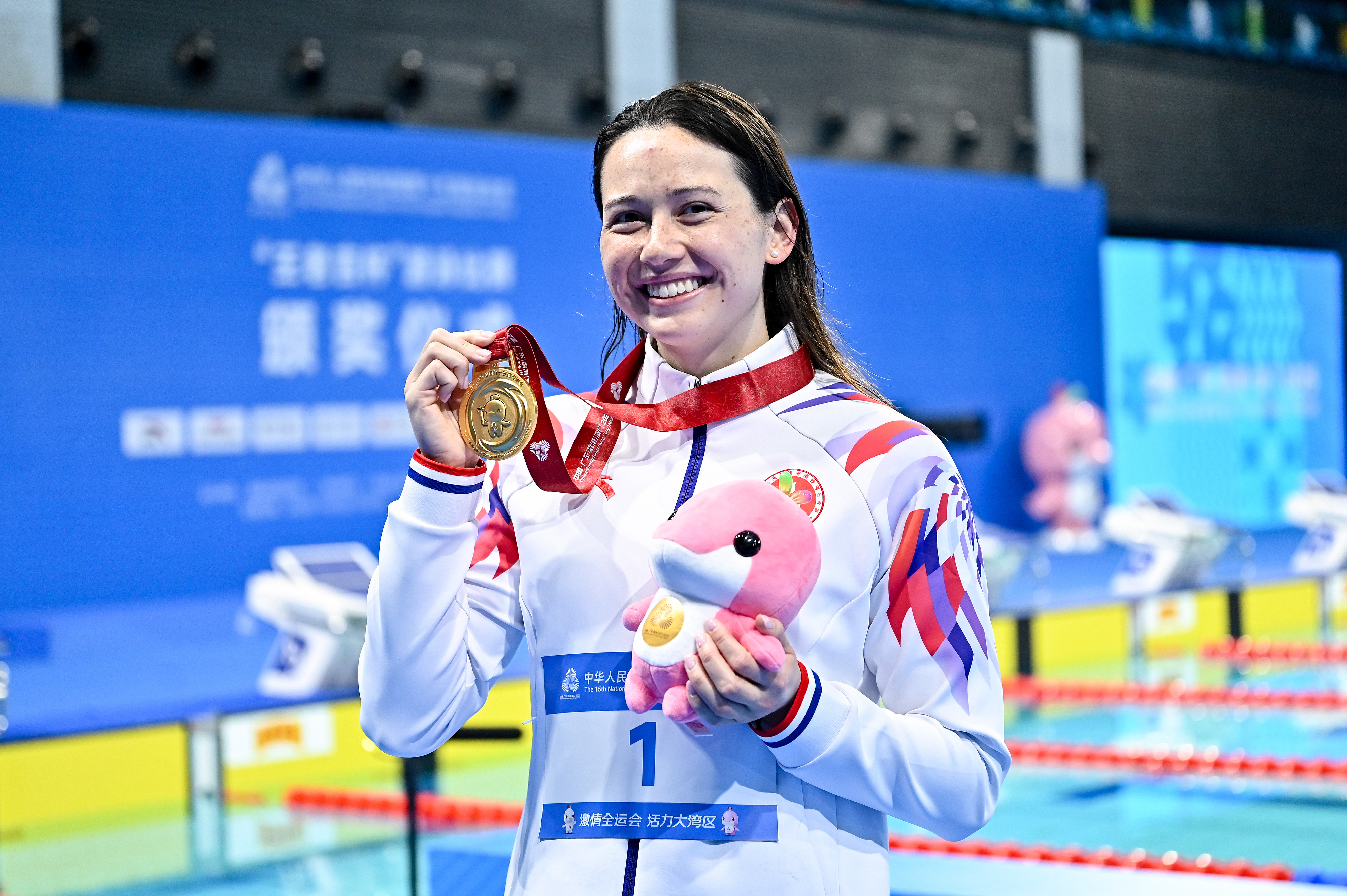 Siobhan Haughey of the Hong Kong SAR (Special Administrative Region) displays her gold medal after winning the women's 100-meter freestyle final at China's 15th National Games in Shenzhen, November 15, 2025. /VCG