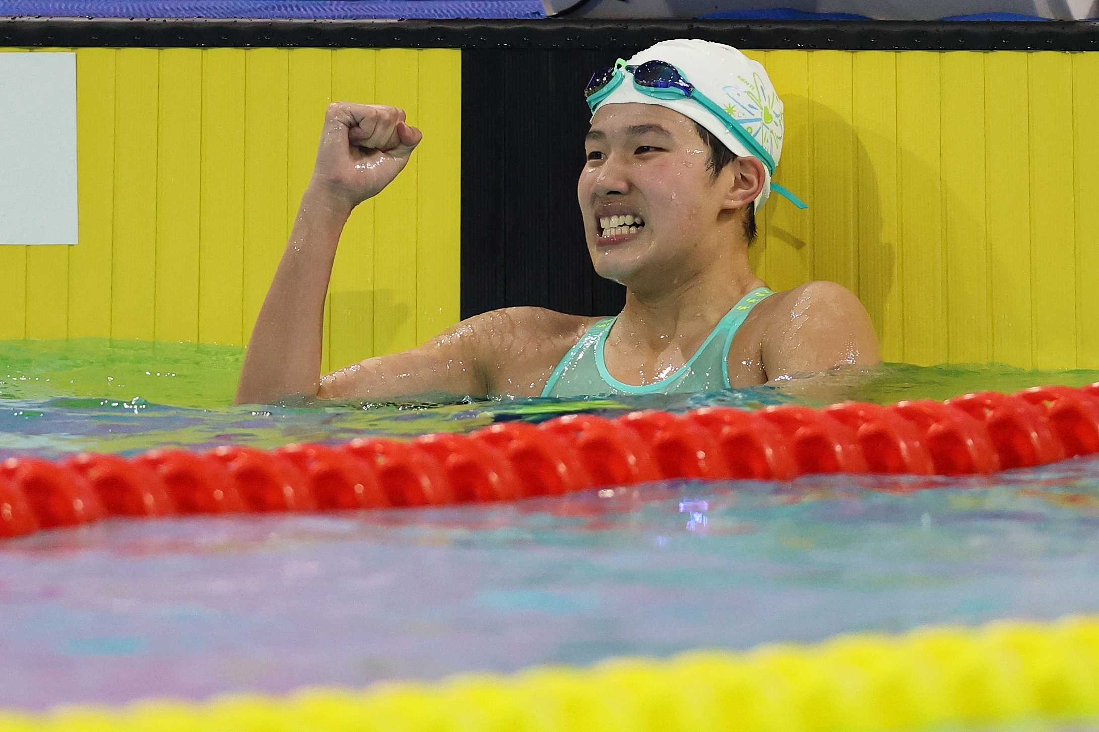 Lyu Qinyao of Jiangsu celebrates after winning the women's 200-meter breaststroke final at China's 15th National Games in Shenzhen, November 12, 2025. /VCG