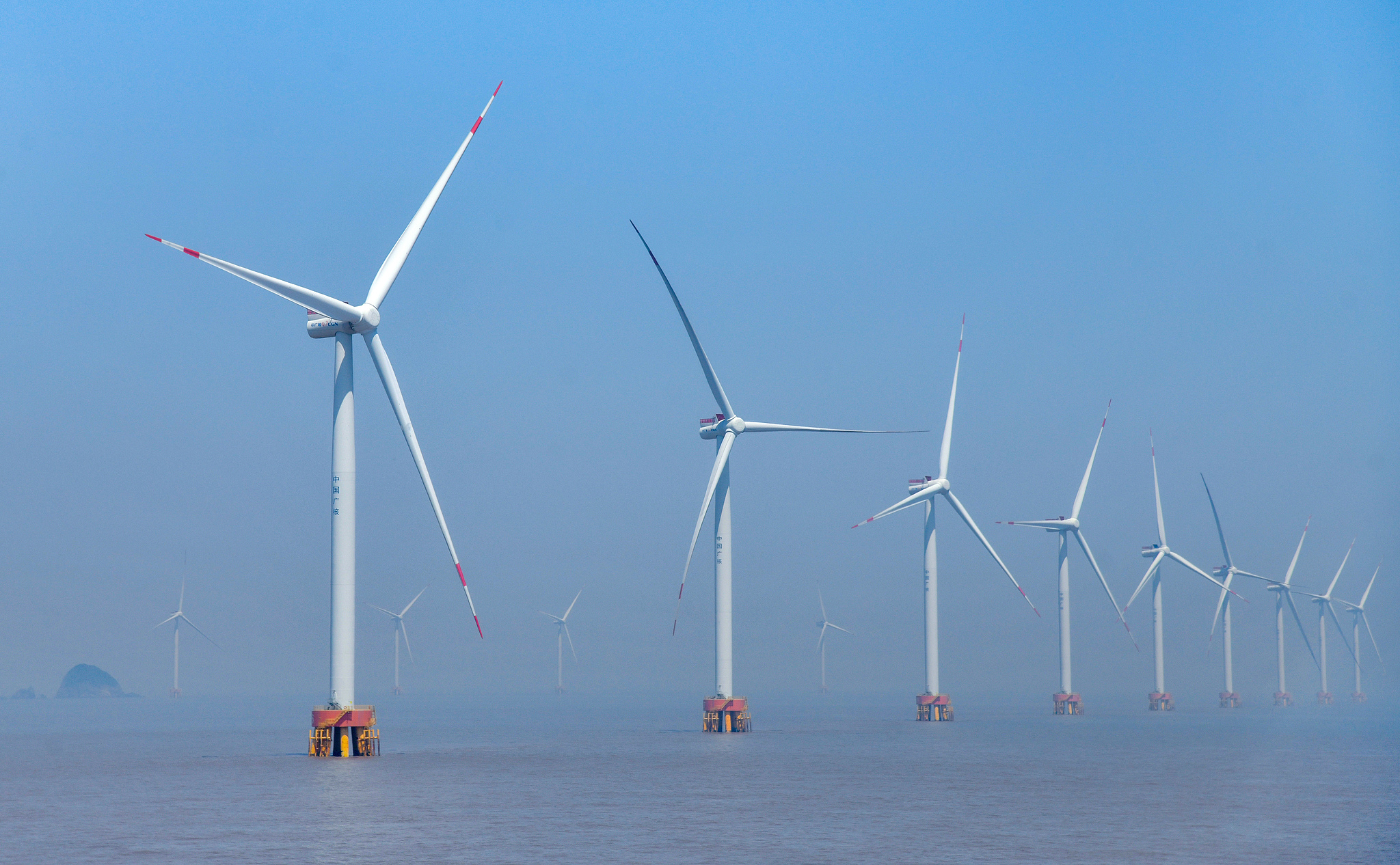 Offshore wind turbines along the coast of Zhoushan, Zhejiang Province, China, May 12, 2025. /VCG