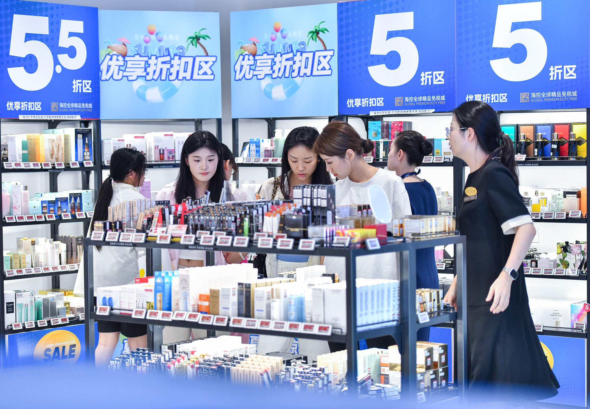 Customers shopping for goods at the Global Premium Duty-Free City in Haikou, Hainan Province, China, July 27, 2025. /VCG