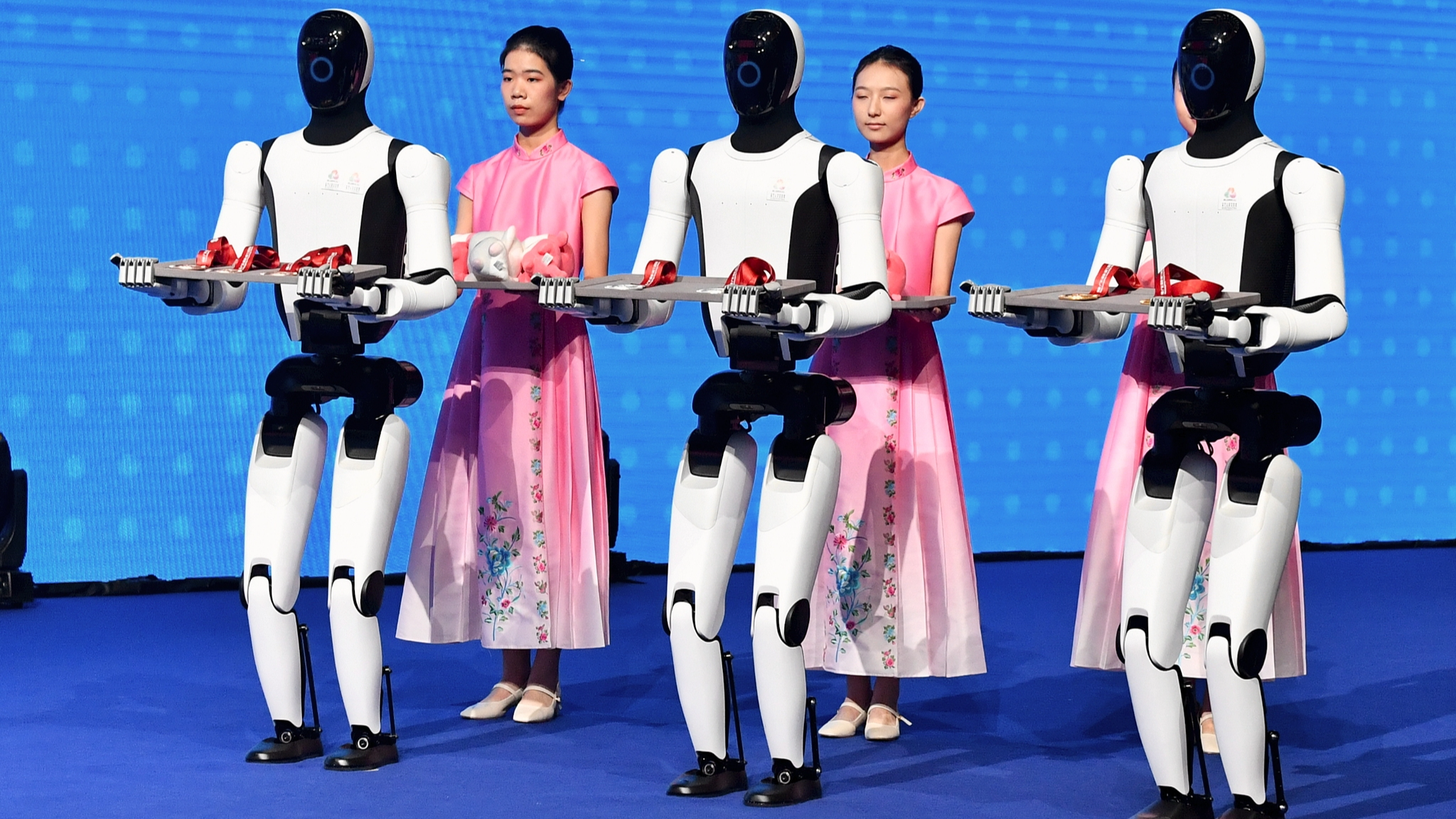 Humanoid robots help present the awards in the ceremony for the men's 92-kilogram boxing final at the 2025 National Games in Shenzhen, Guangdong Province, south China, November 14, 2025. /VCG
