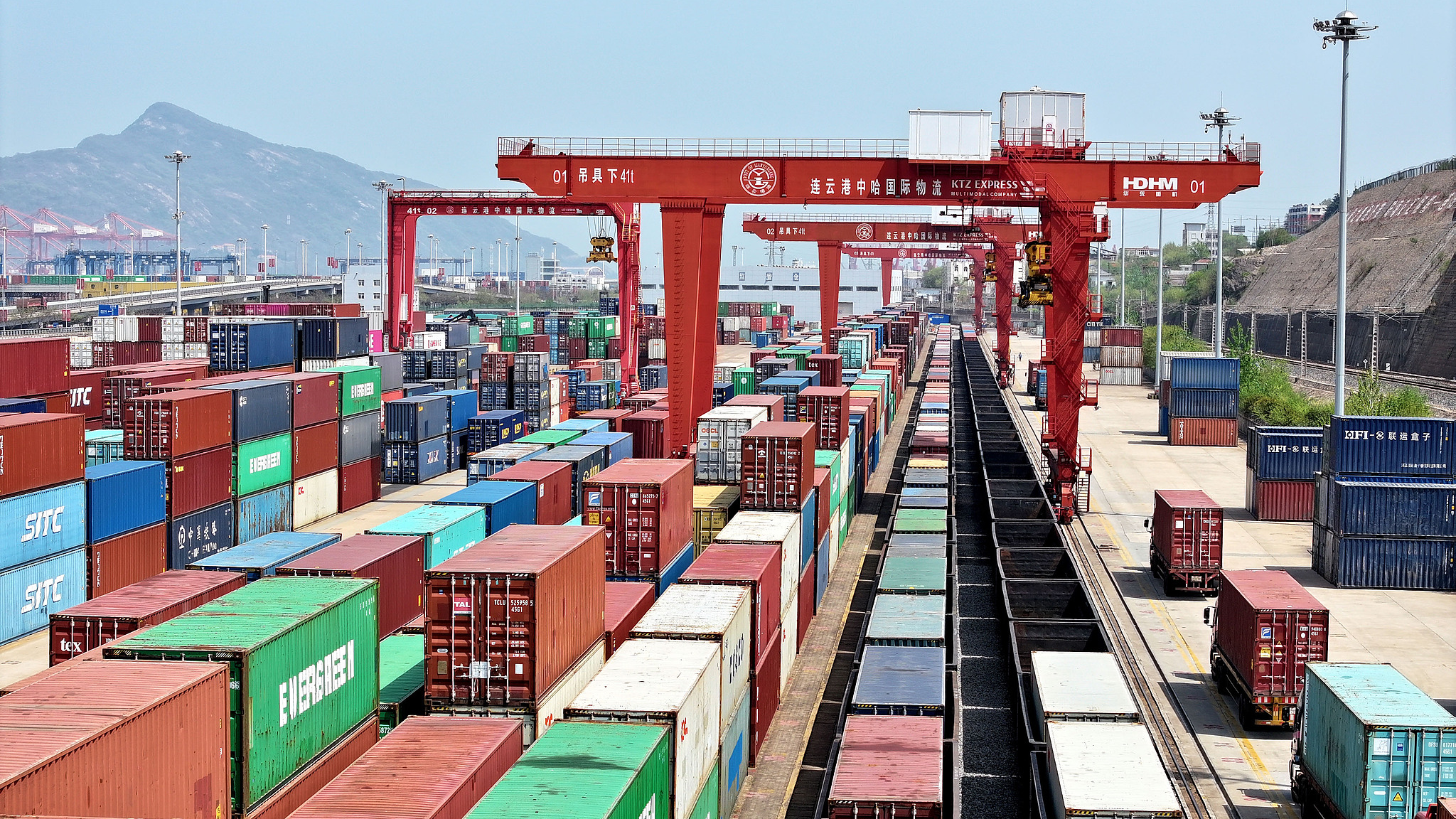 Frieght container being loaded onto a China-Europe freight train at the China-Kazakhstan (Lianyungang) Logistics Cooperation Base in Lianyungang, Jiangsu Province, April 10, 2025. /VCG
