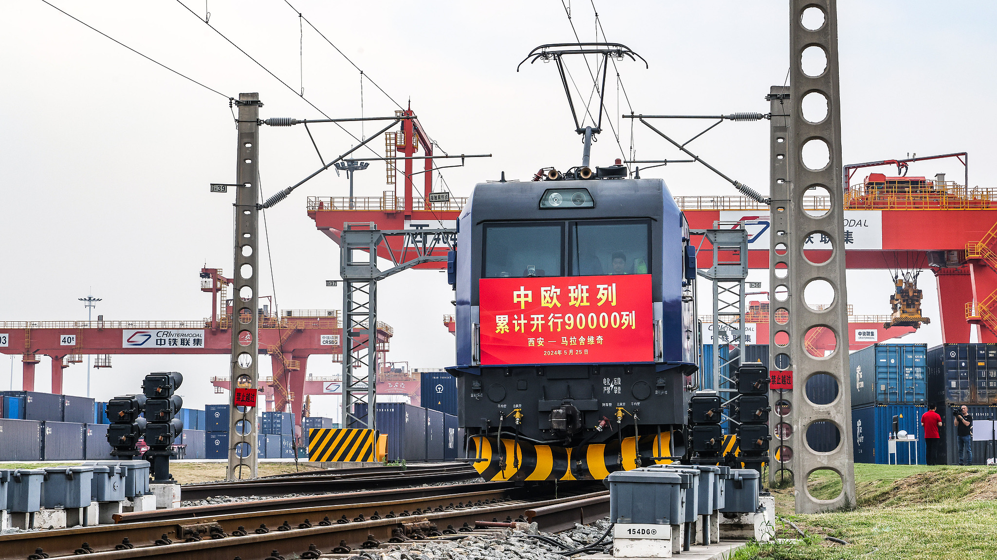 The China-Europe block train X8157 (Xi’an–Malaszewicze) departs from Xi’an International Port Station, Xi'an, Shaanxi Province, on May 25, 2024. /VCG