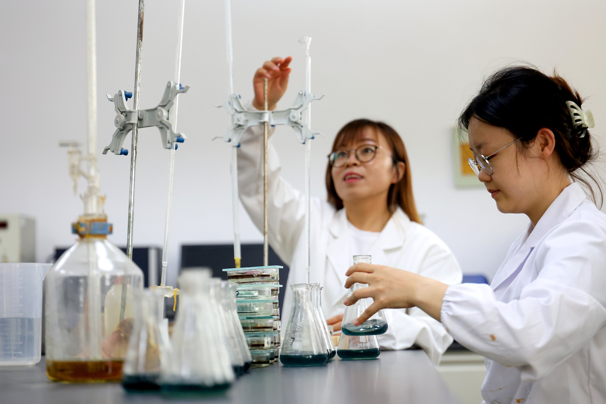 Staf di Stasiun Percobaan Lishu Jilin Universitas Pertanian Tiongkok menganalisis komposisi tanah hitam di Lishu, Provinsi Jilin, Tiongkok, 9 Juli 2025. /VCG