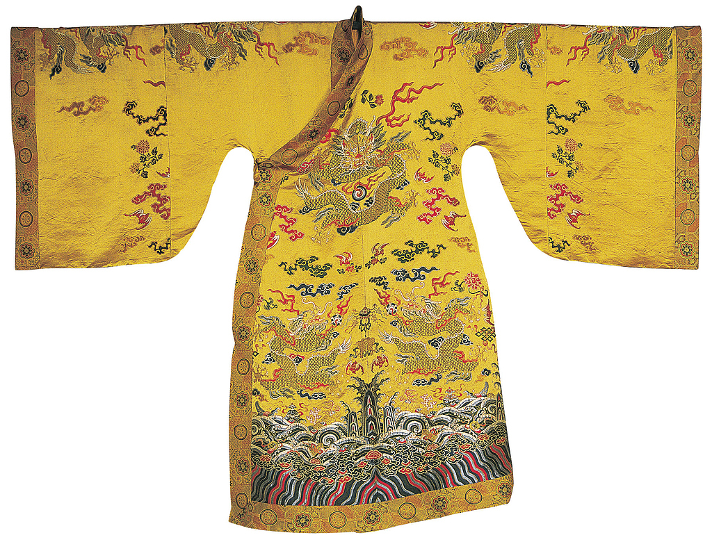 Foto arsip menunjukkan reproduksi jubah naga raja Ryukyu yang dihadiahkan oleh kaisar Dinasti Qing. /VCG