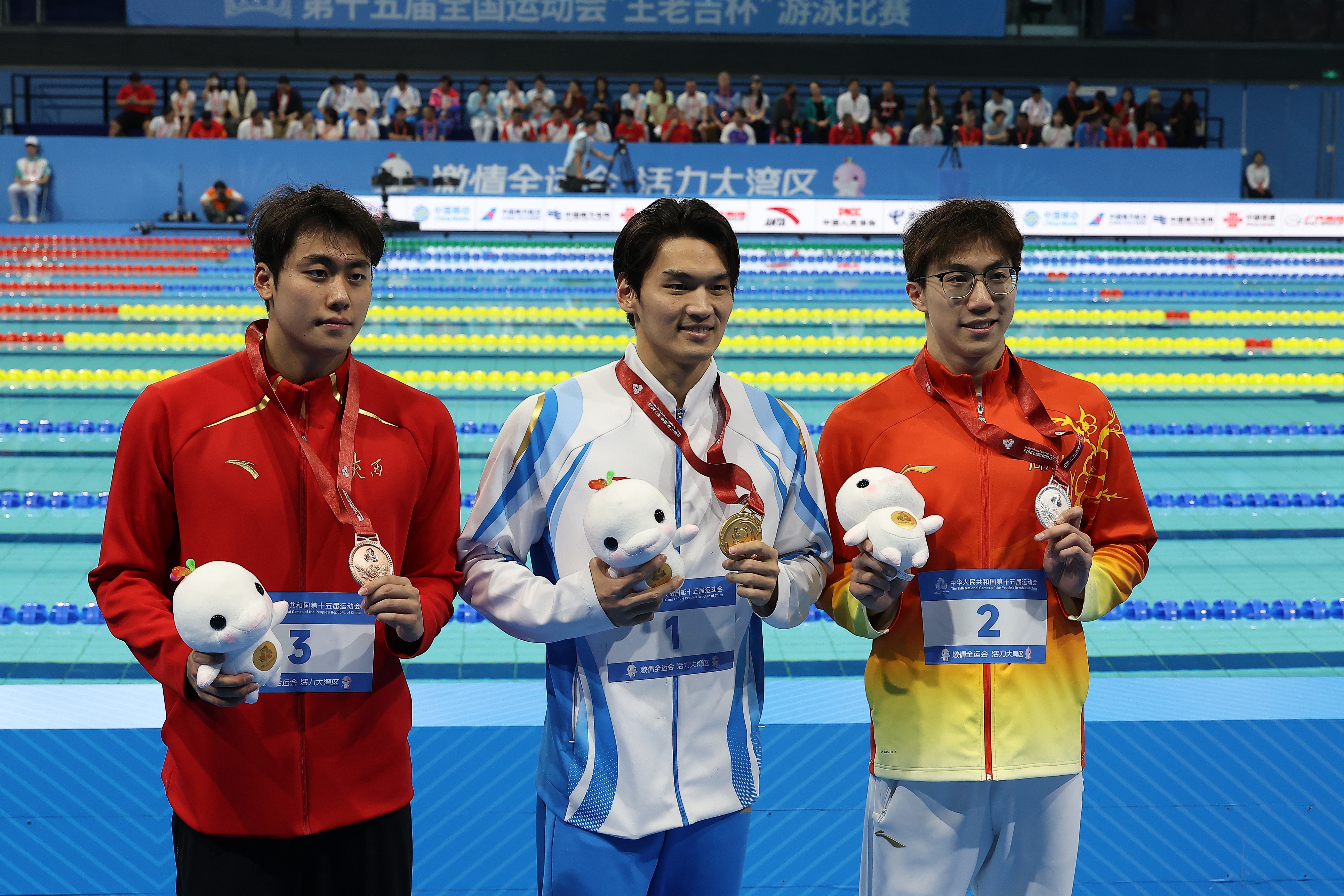 Xu Jiayu (C) wins men's 50m backstroke at 15th National Games in Shenzhen, China, November 17, 2025. /VCG