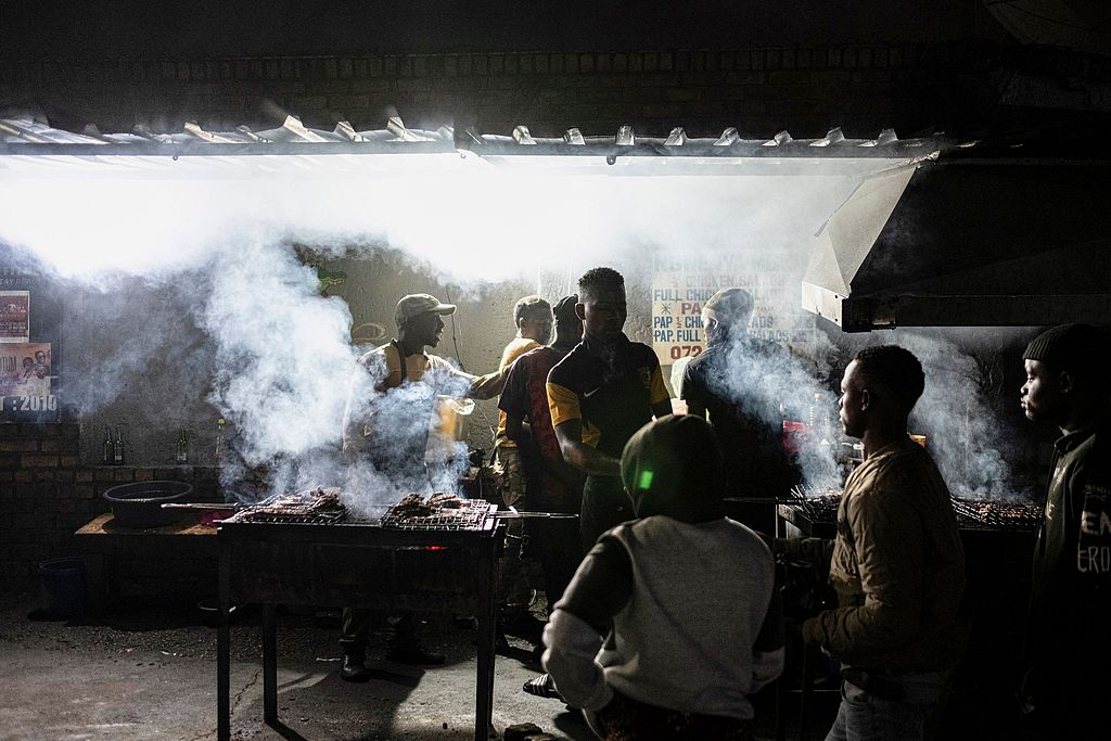 Braais are a popular event in South Africa, where friends and family gather to grill meat and spend time together. /VCG