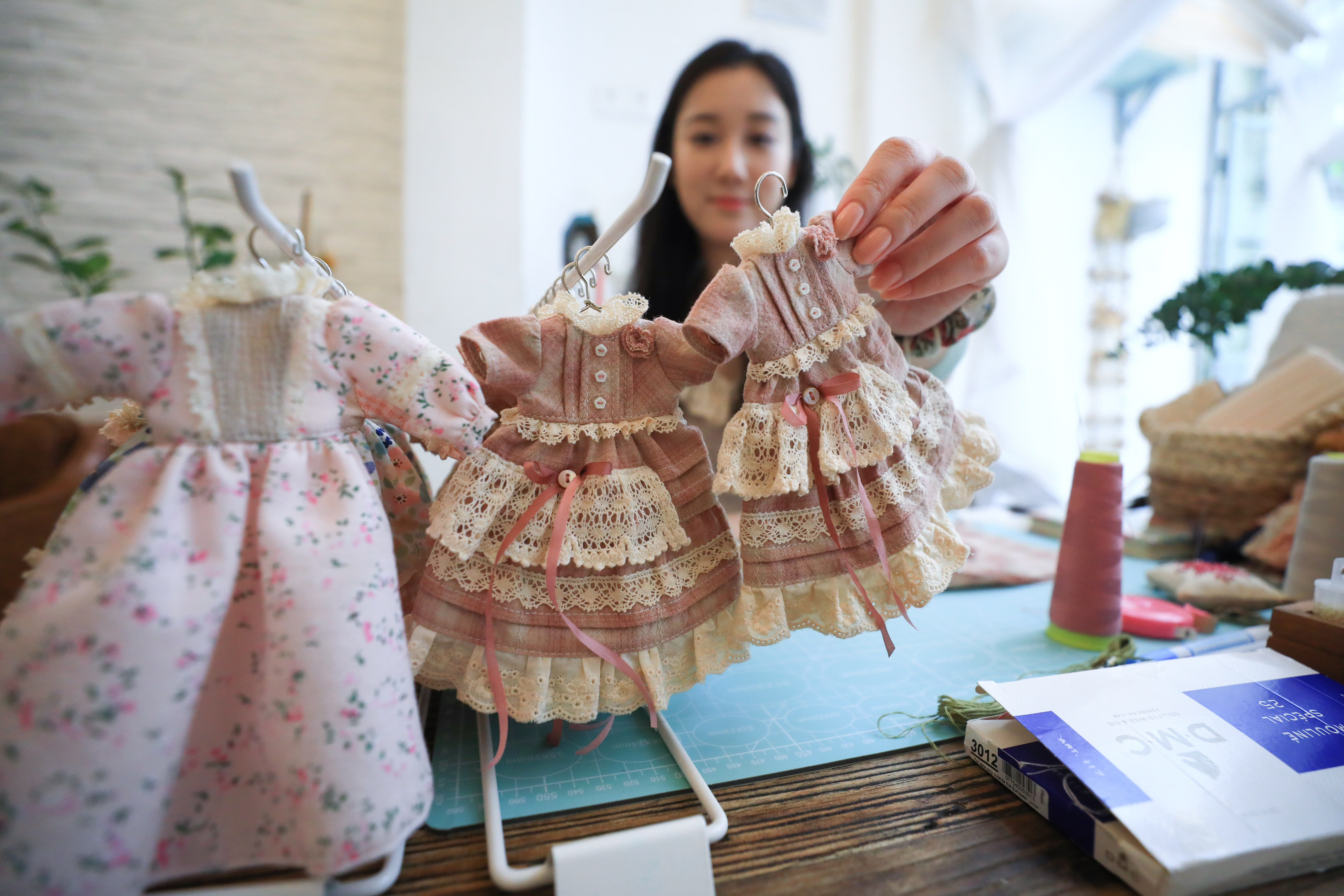 Designer Chi Wanjun shows fashionable outfits for toys. /ICphoto