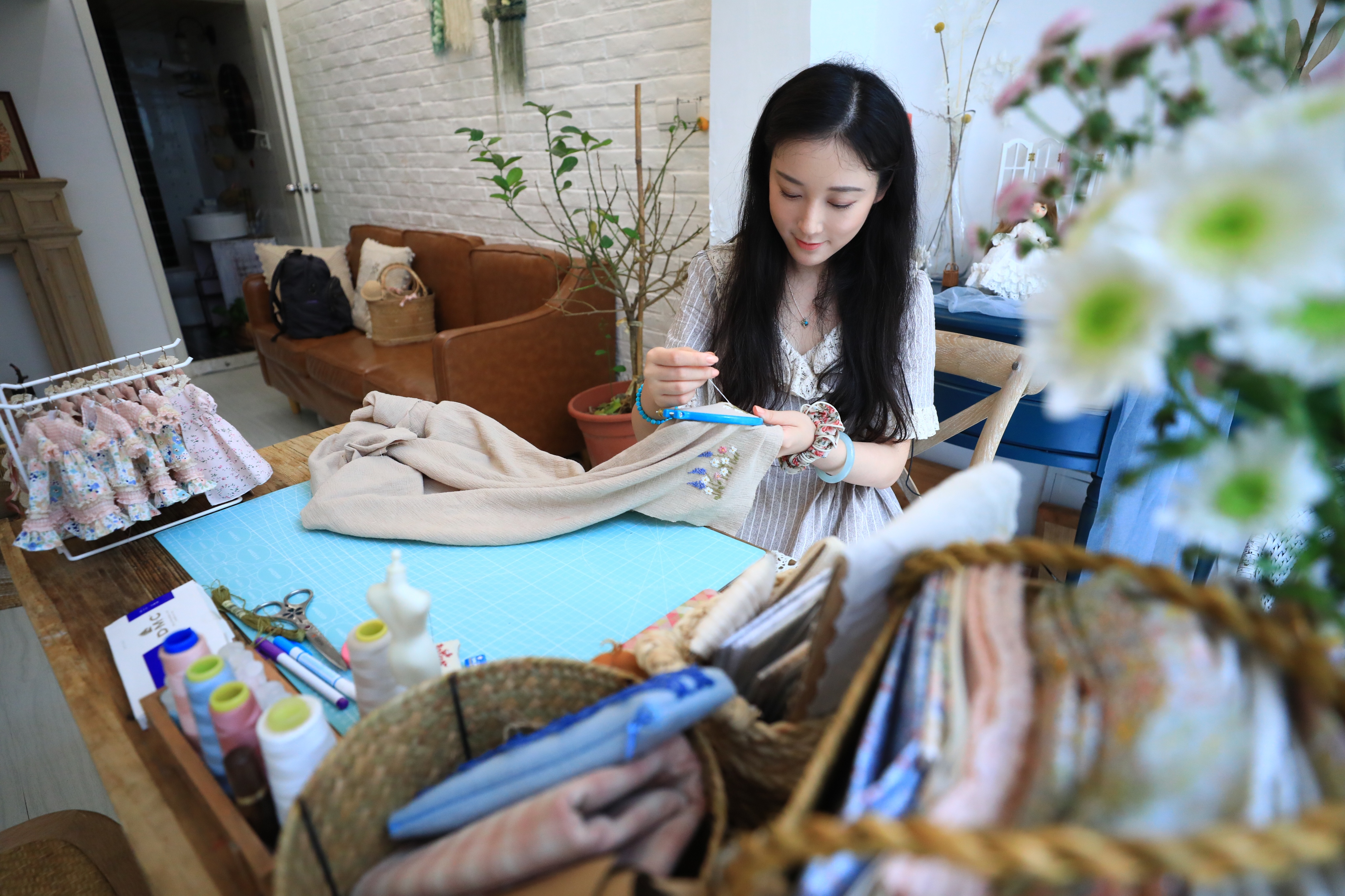 Designer Chi Wanjun makes fashionable outfits for trendy toys. /ICphoto