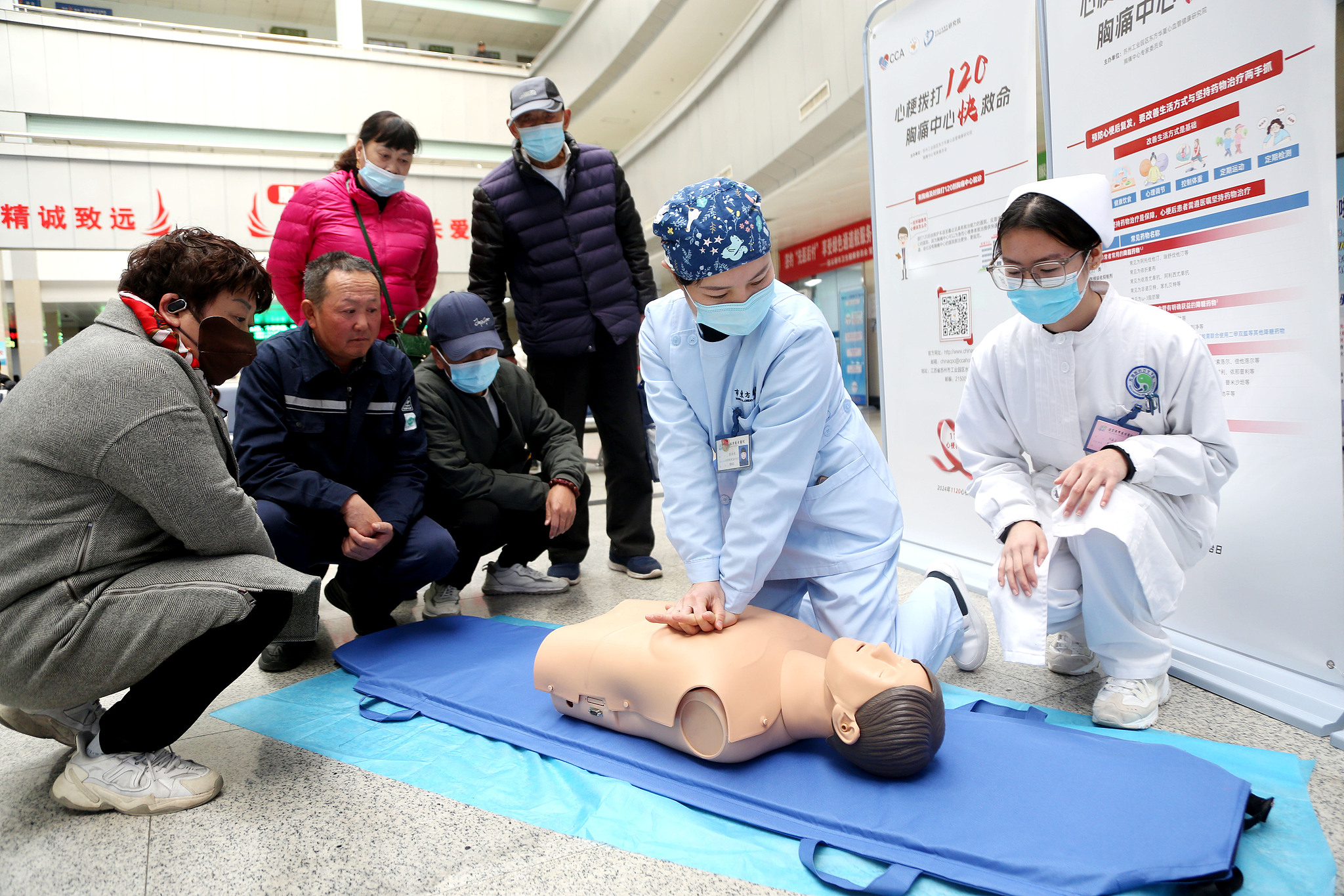 Medical staff teach citizens about cardiopulmonary resuscitation (CPR) and emergency heart-rescue techniques in Lianyungang city, Jiangsu Province, east China, November 20, 2024. /VCG