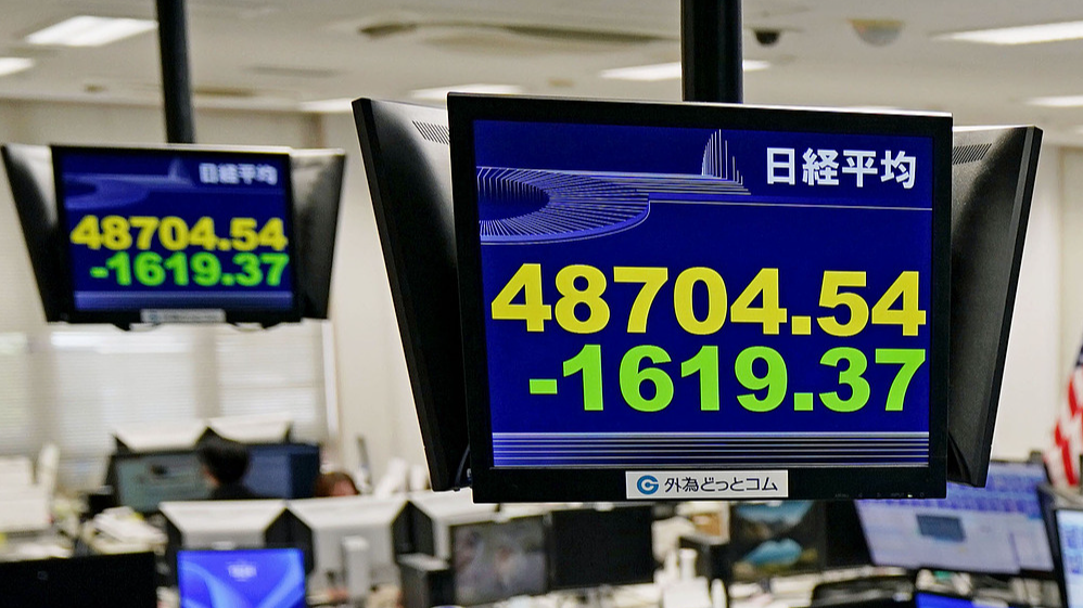 Monitors at a foreign exchange trading company show the 225-issue Nikkei Stock Average plunging by over 1,600 points during the afternoon trading in Tokyo, Japan, November 18, 2025. /VCG