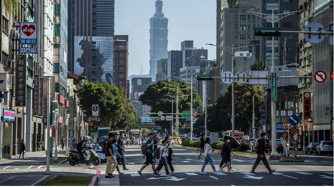 Passersby walk in downtown Taipei, China's Taiwan. /VCG
