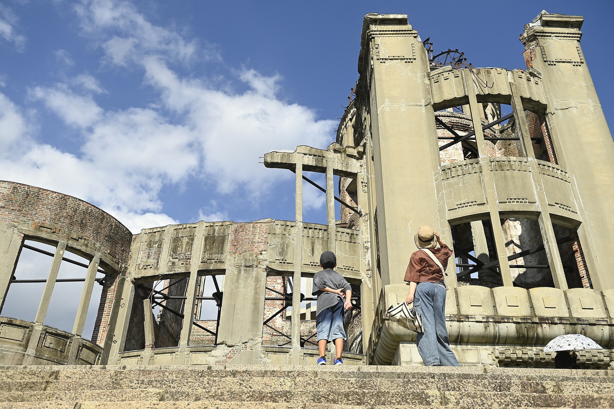 A mother and her son look at the Atomic Dome Bomb on the day of the Japan commemoration of the 80th anniversary of the atomic bomb tragedy in Hiroshima, Japan, August 6, 2025. /VCG