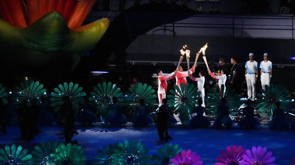 Torchbearers take part in the torch relay during the opening ceremony of China's 15th National Games in Guangzhou, south China's Guangdong Province, November 9, 2025. /Xinhua
