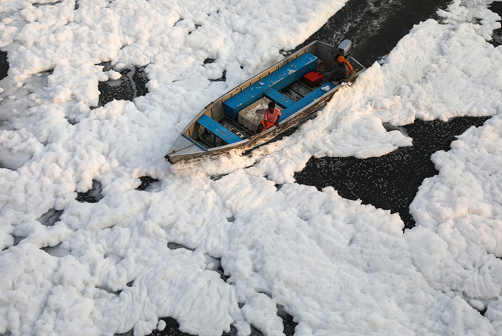 Workers spray chemicals to remove toxic foam floating on the surface of the Yamuna River in New Delhi, India, November 17, 2025. /CFP