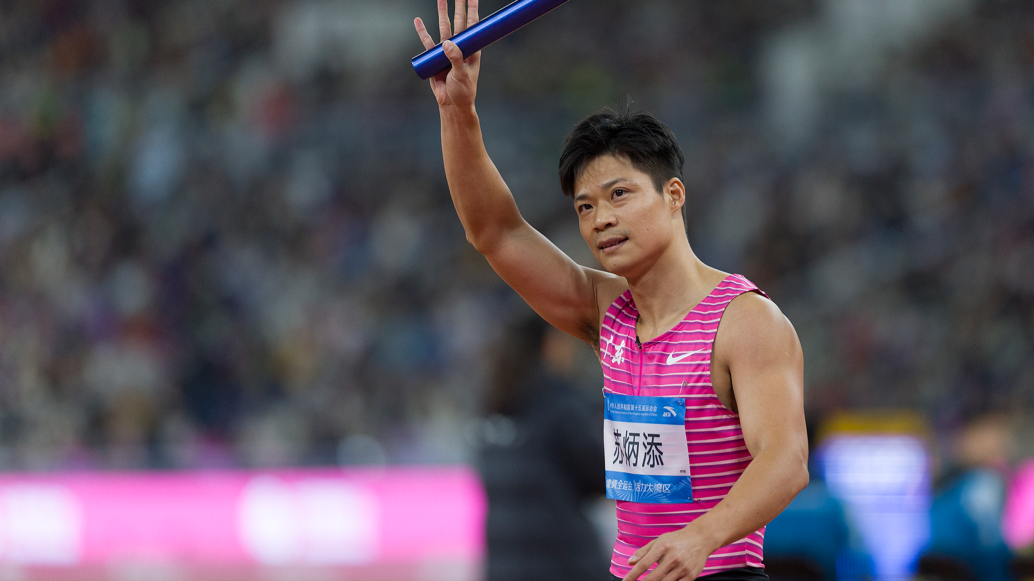 Su Bingtian waves to the crowd after the men's 4x100m relay final at the 2025 National Games./CFP