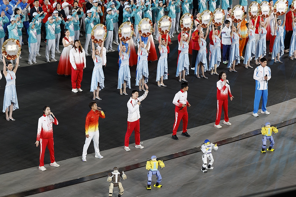 Enam atlet elit Tiongkok tampil pada upacara penutupan Pesta Olahraga Nasional Tiongkok ke-15 di Shenzhen, Provinsi Guangdong, Tiongkok selatan, 21 November 2025. /VCG
